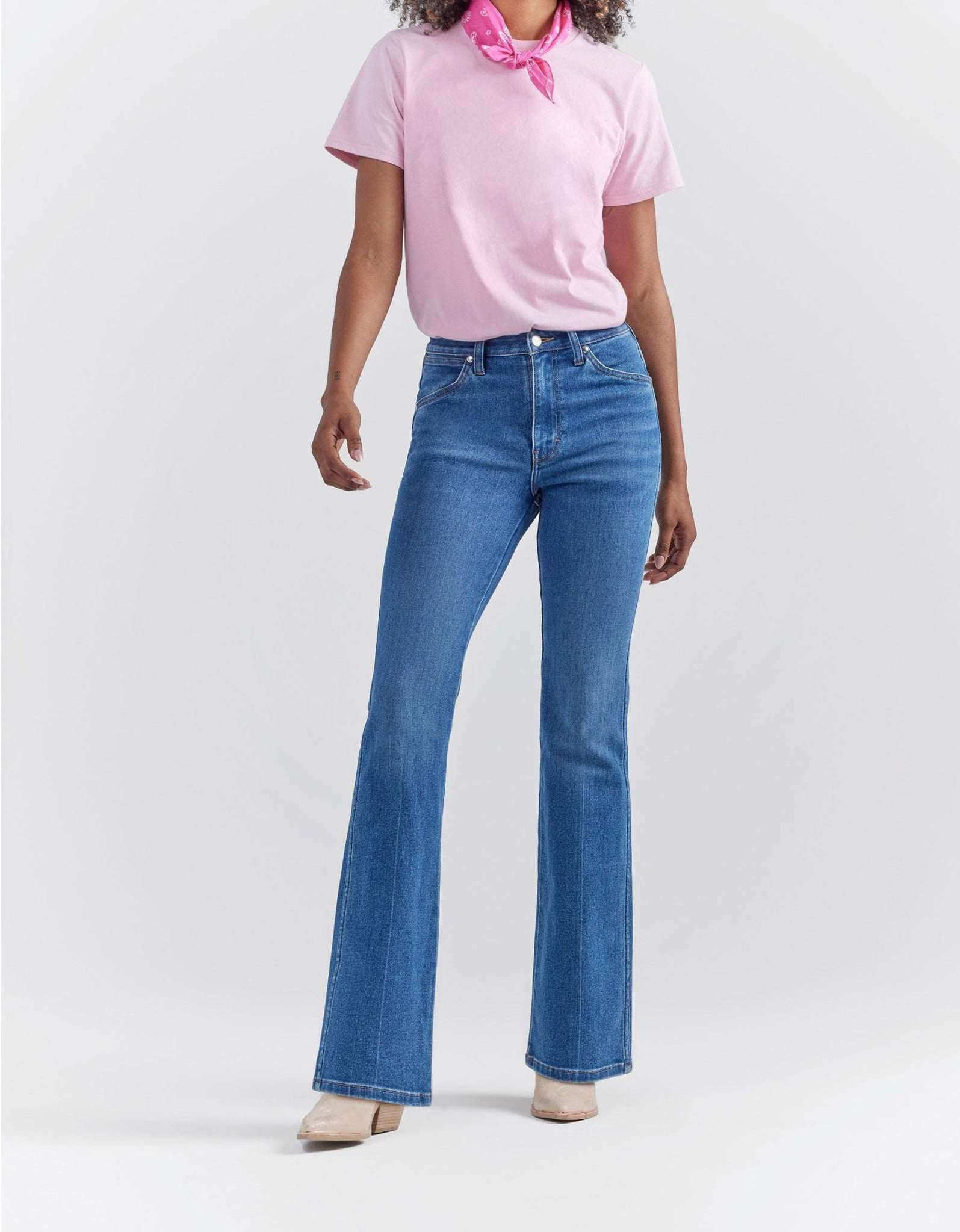 Wrangler X Barbie™ - Westward en jeans bleus Wrangler   