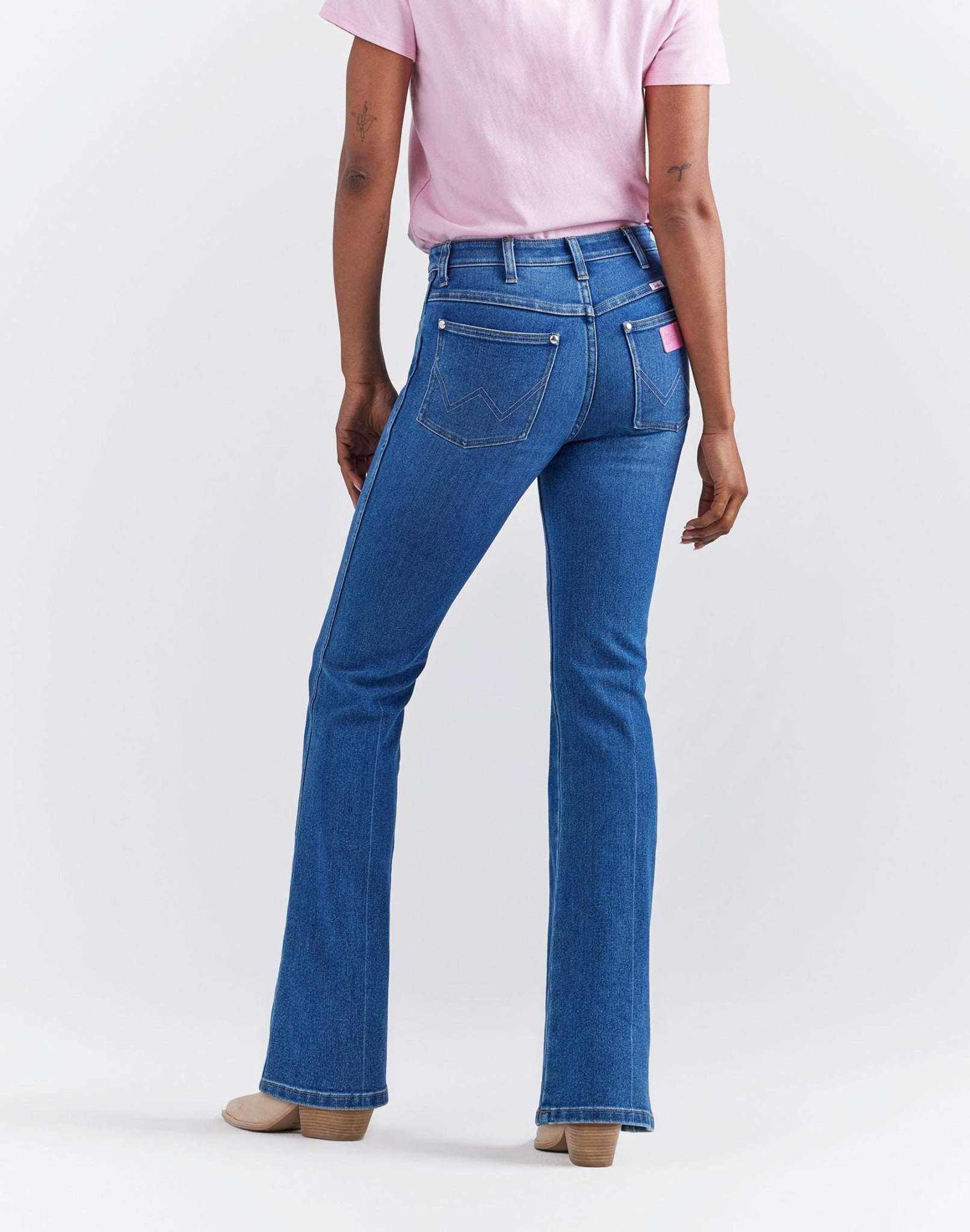 Wrangler X Barbie™ - Westward en jeans bleus Wrangler   