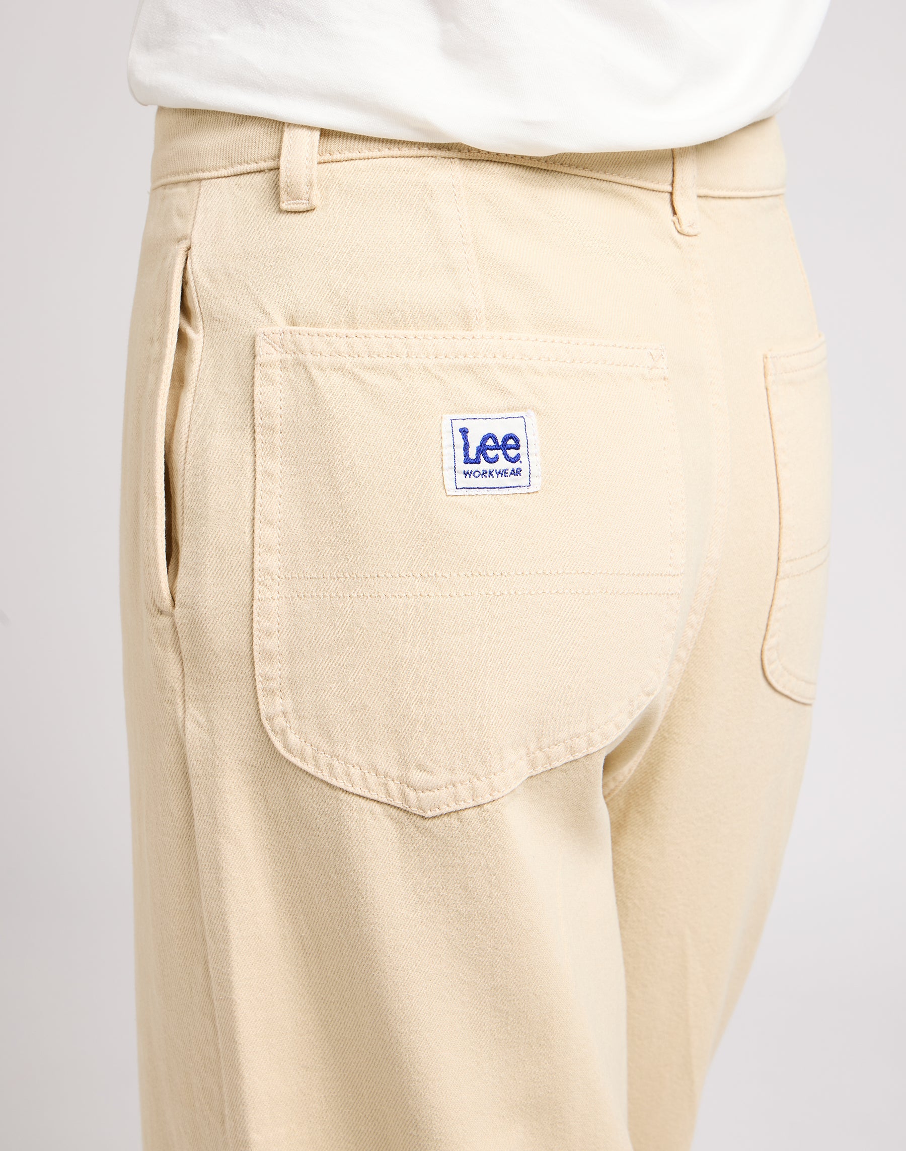 Relaxed Chino in Greige Pantalon Lee   