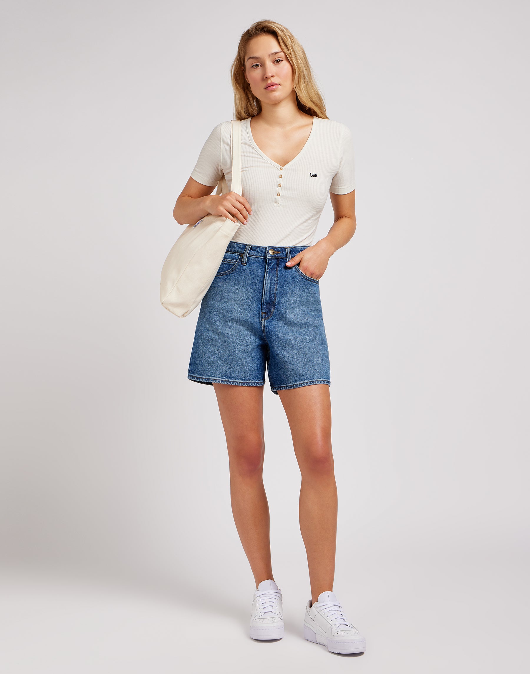 Stella Short dans Facets Of Blue Short en jean Lee   