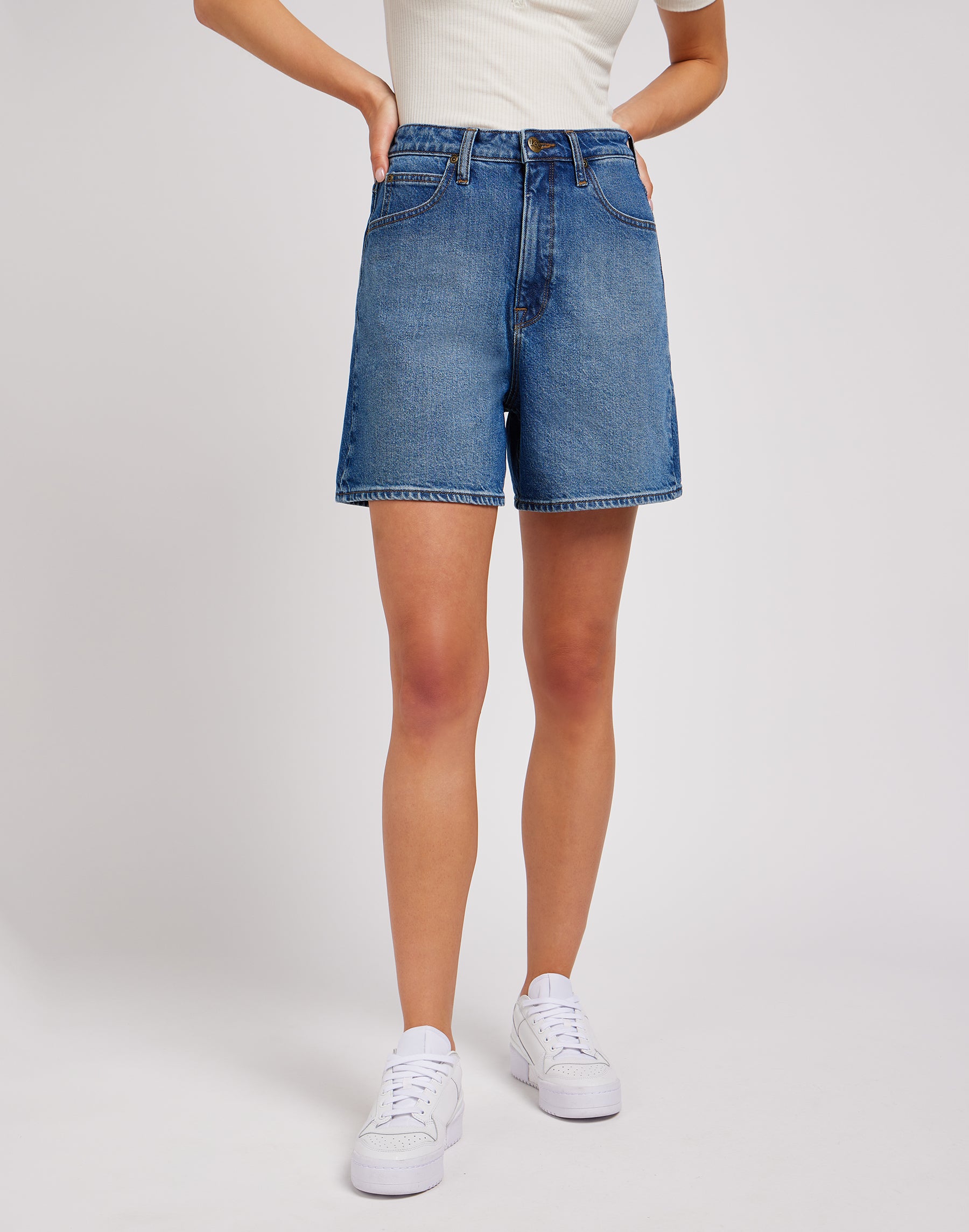 Stella Short dans Facets Of Blue Short en jean Lee   