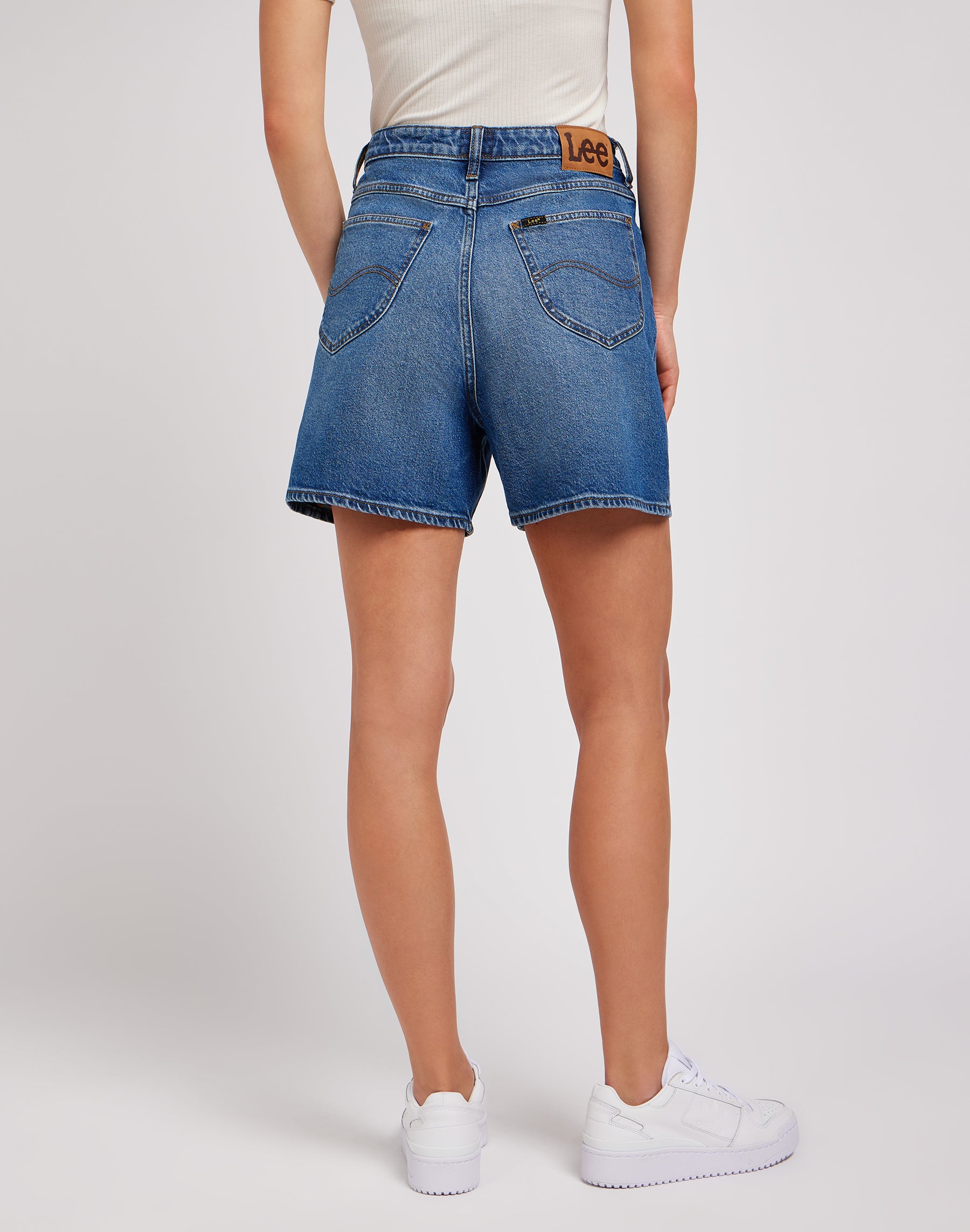 Stella Short dans Facets Of Blue Short en jean Lee   