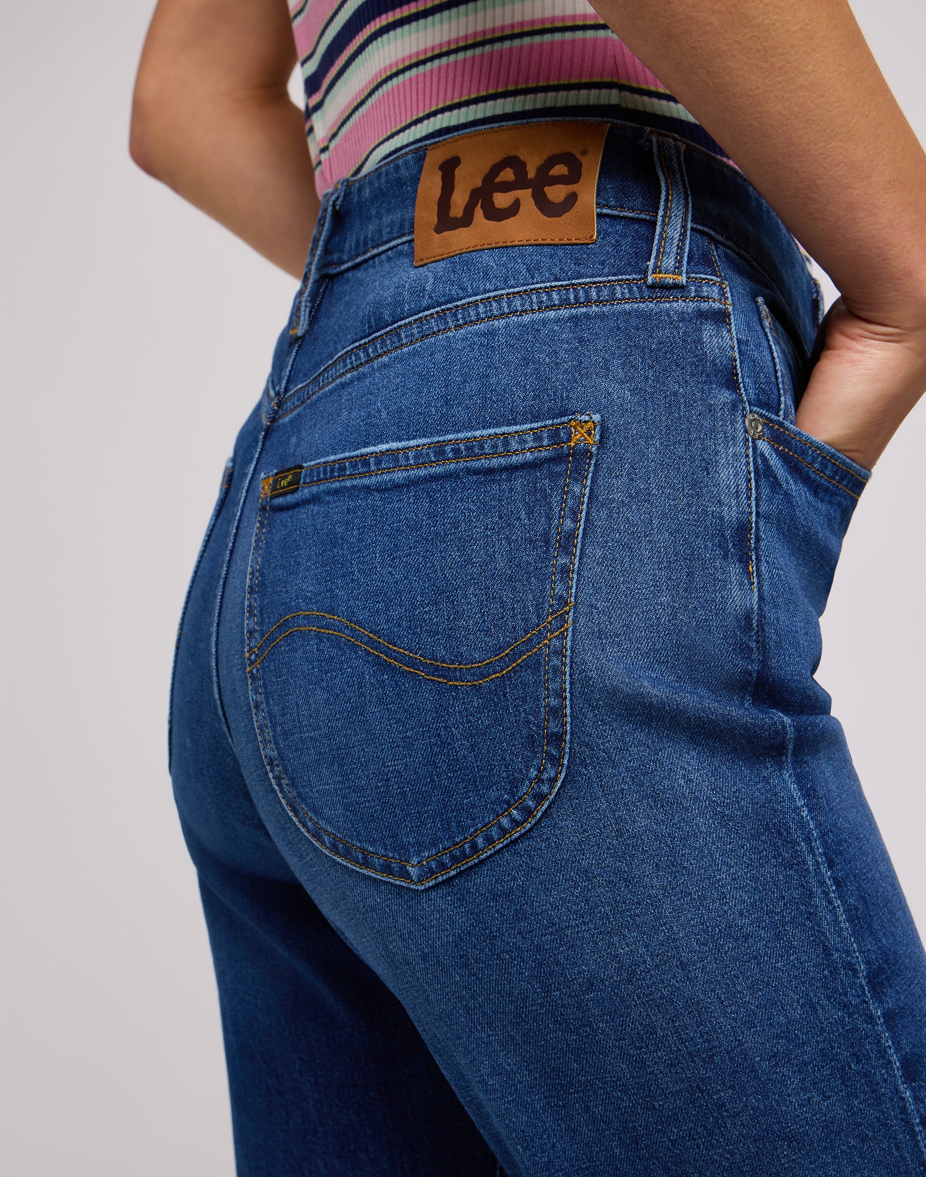 Carol en jeans Little Mix Up Lee   