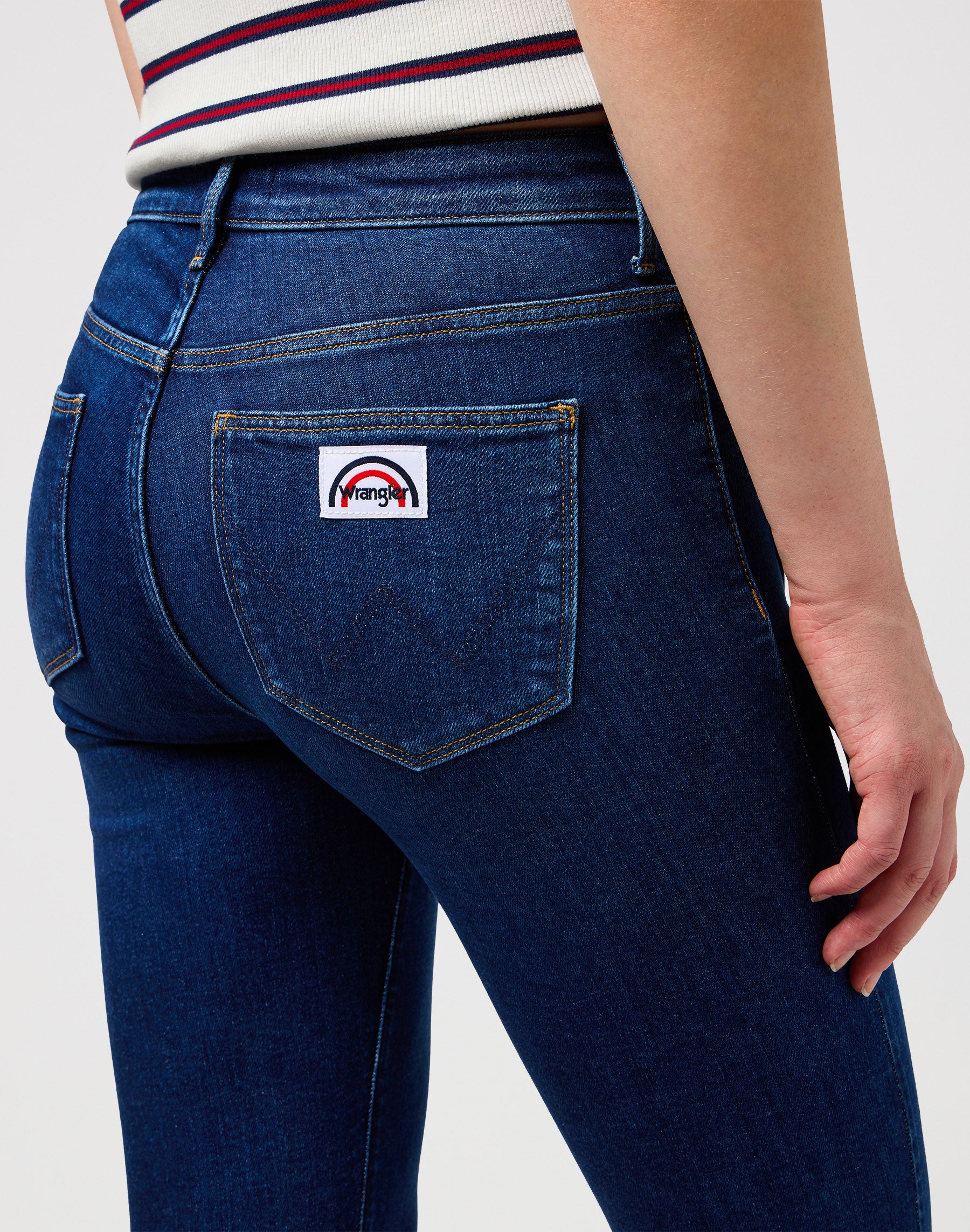 Jeans Flare in Dark Wash Wrangler