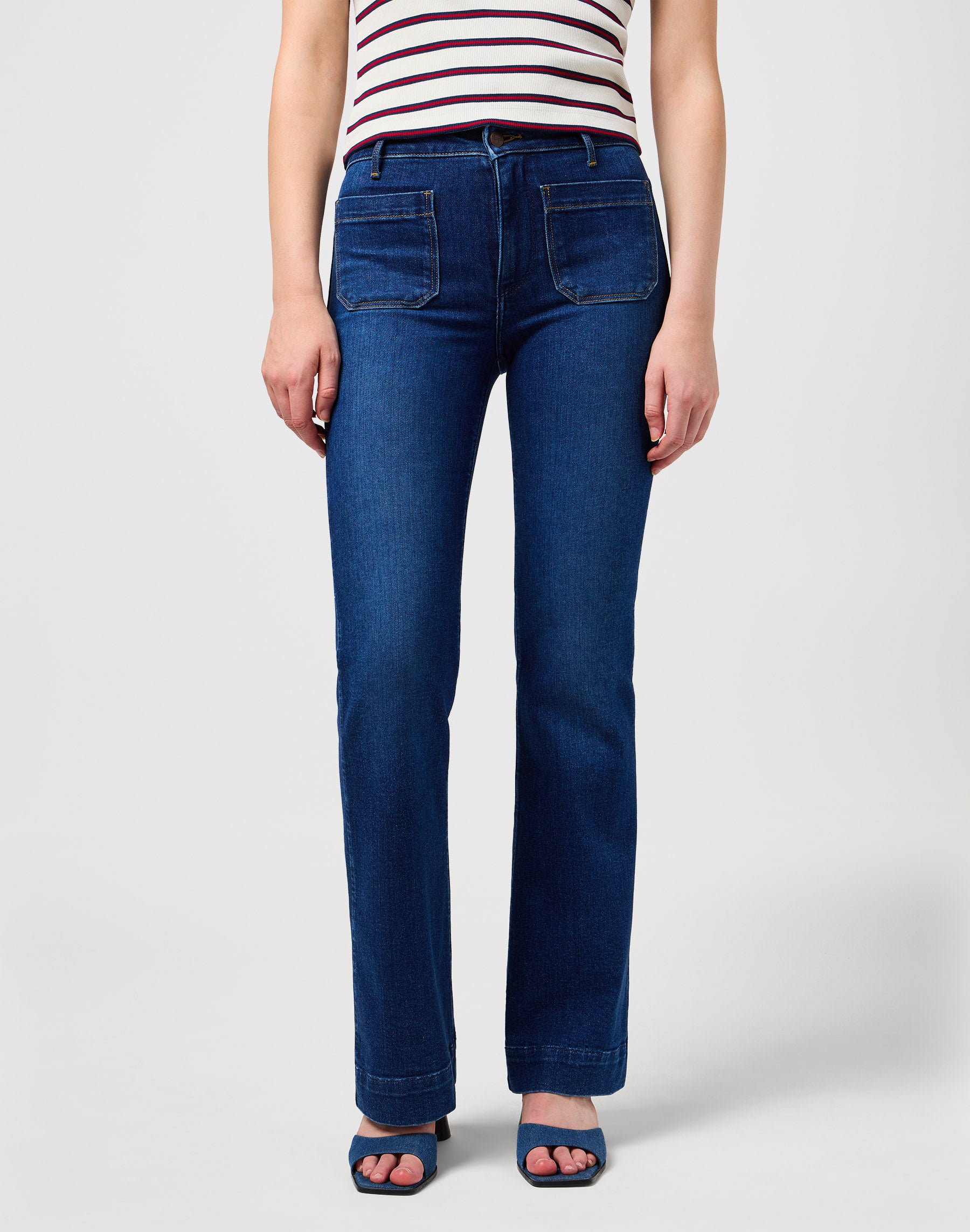 Jeans Flare in Dark Wash Wrangler