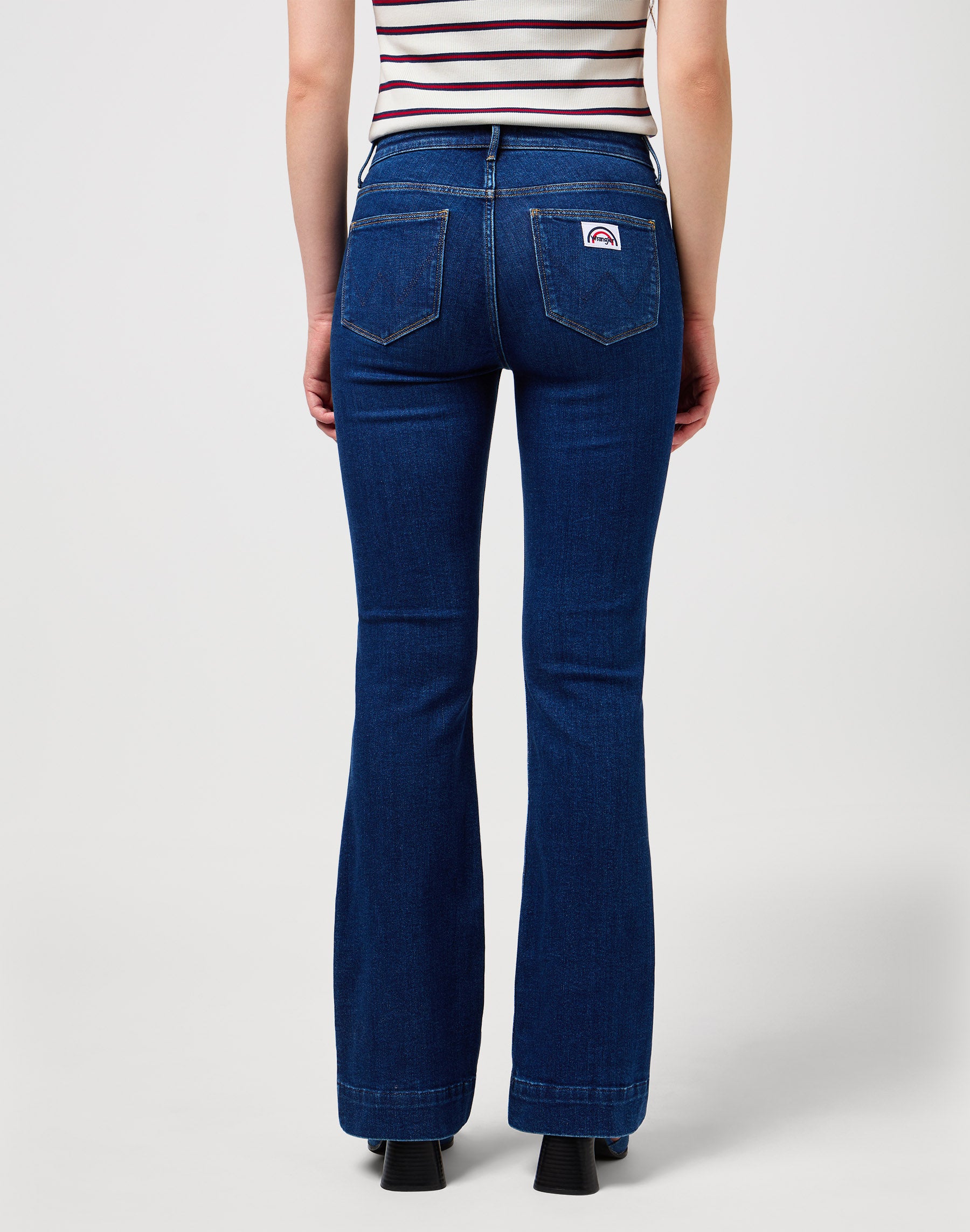 Jeans Flare in Dark Wash Wrangler