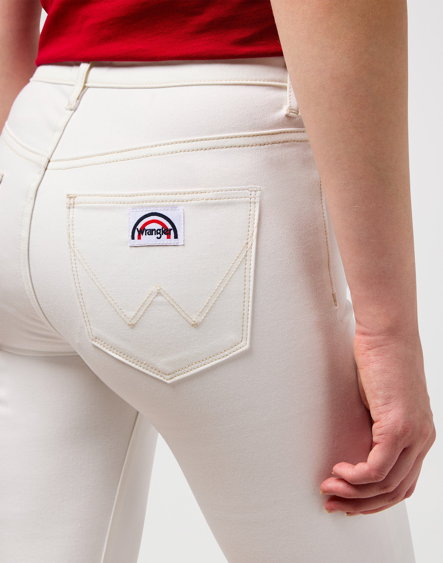 Flare in White Pantalon Wrangler   