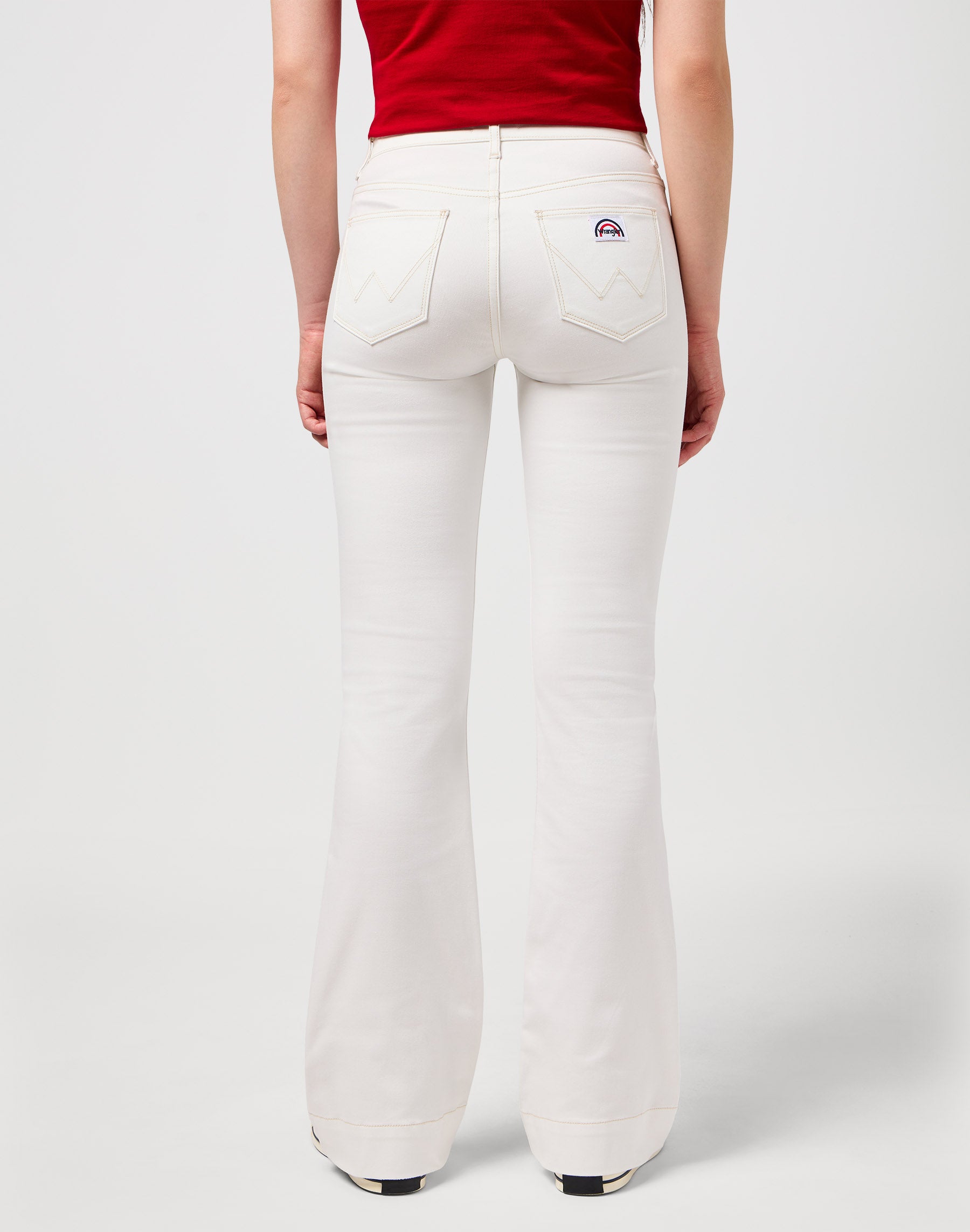 Flare in White Pantalon Wrangler   