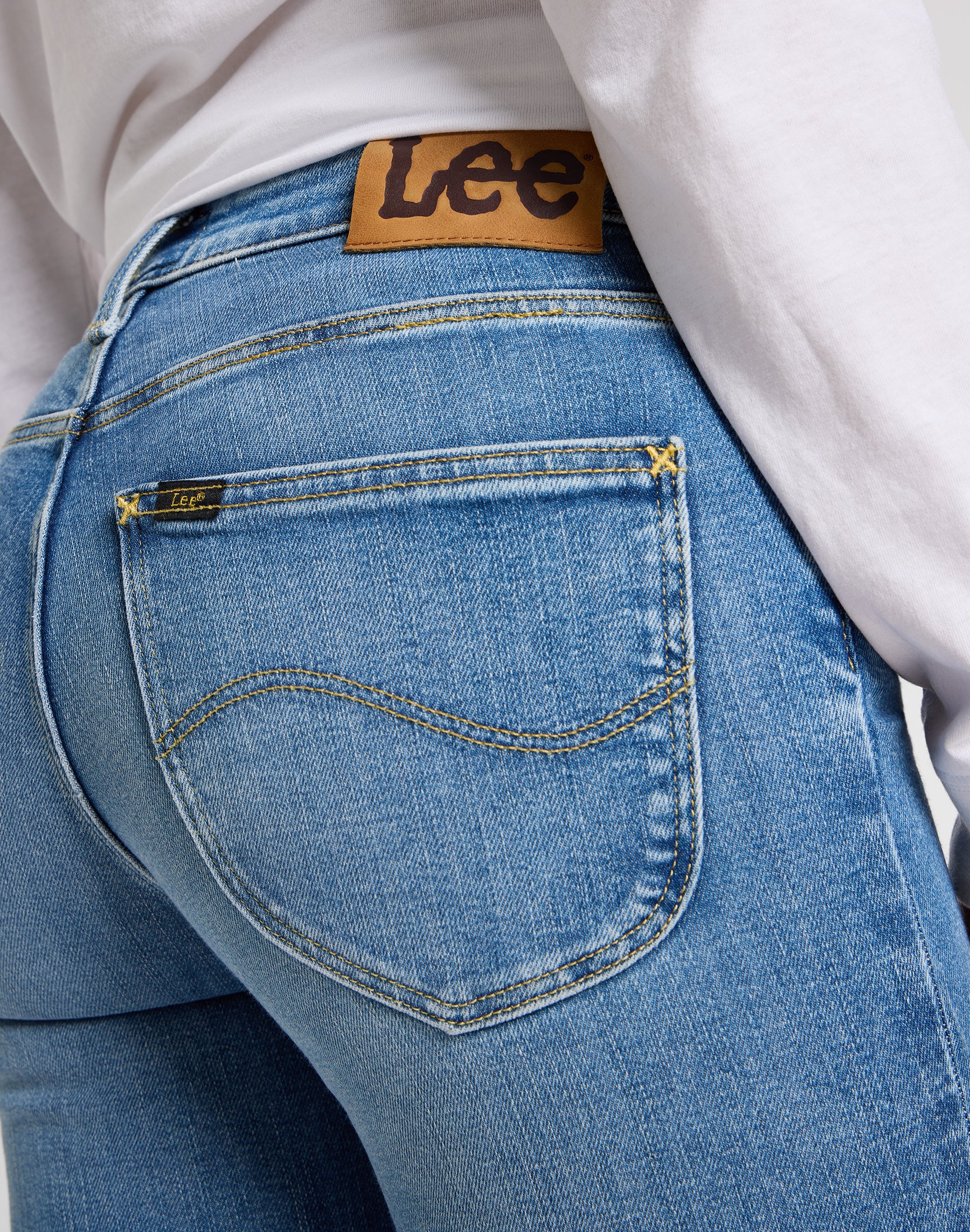 Elly en jeans Holding Back Lee   