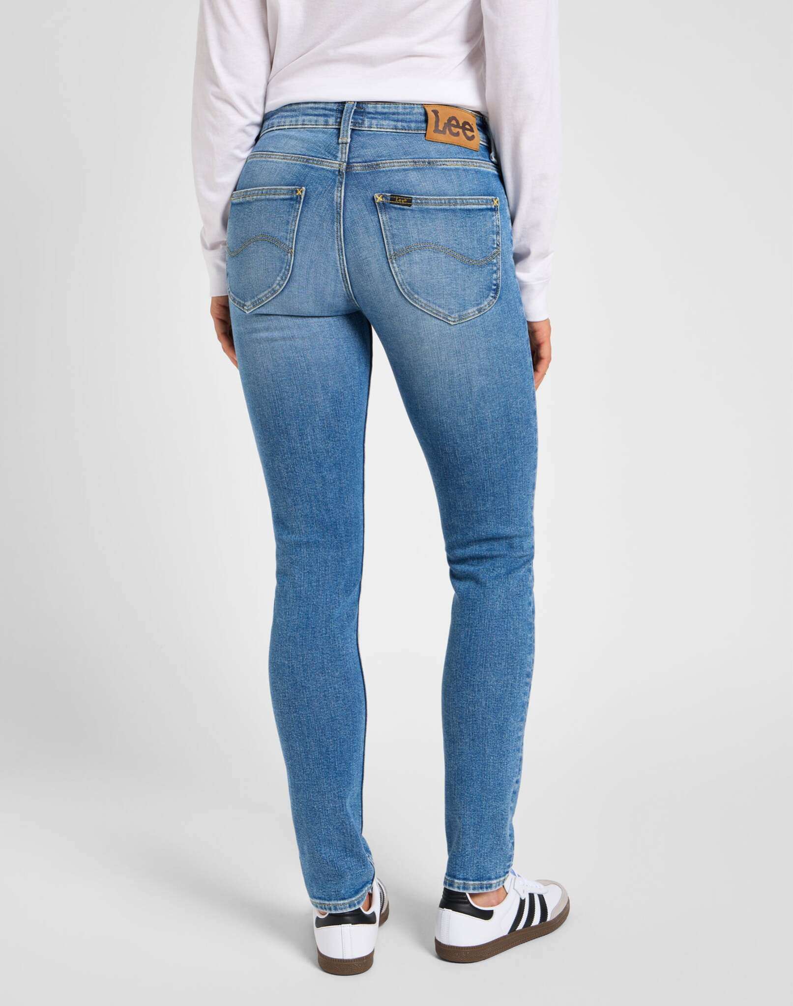 Elly en jeans Holding Back Lee   