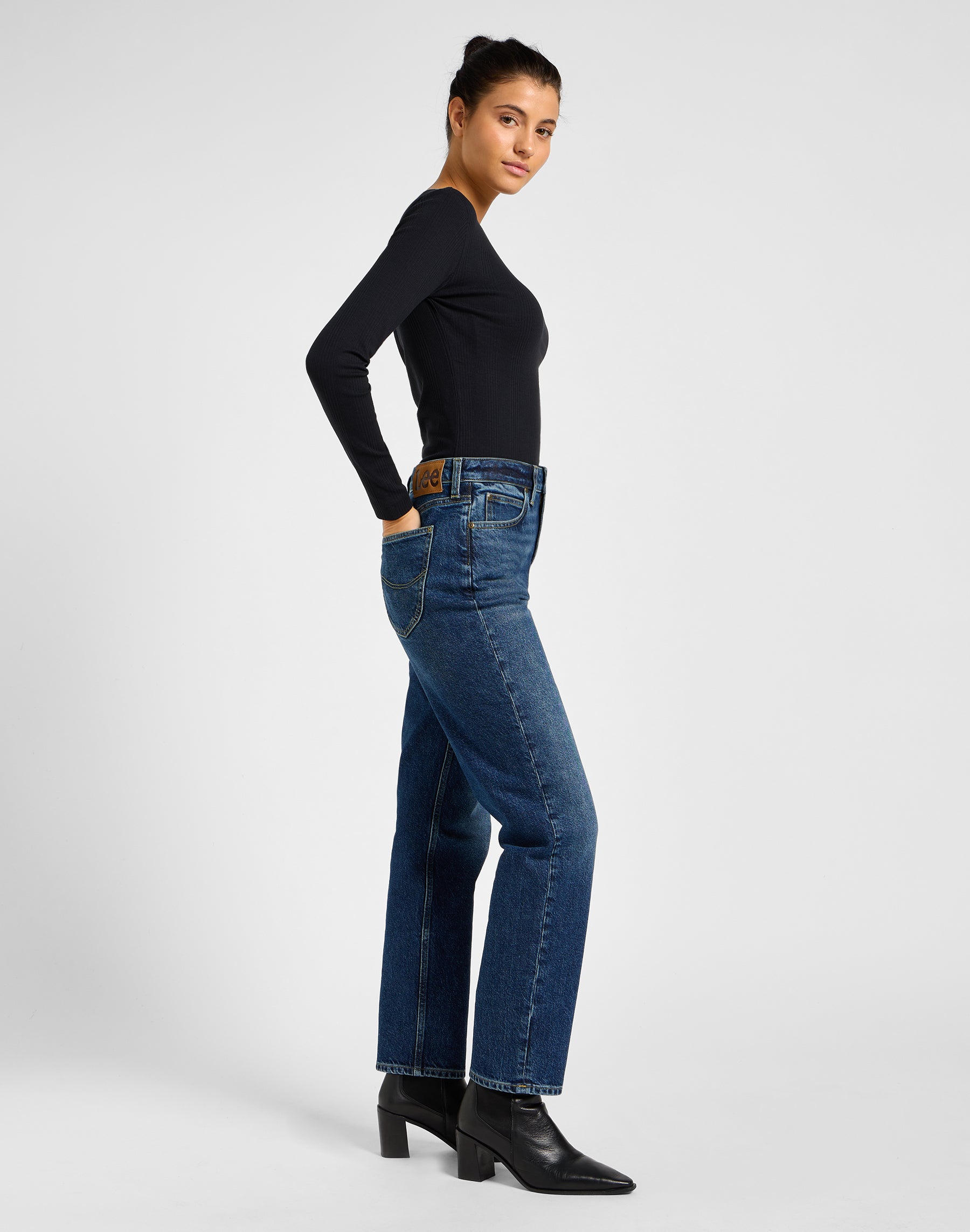 Carol en jeans Indigo Ruin Lee   