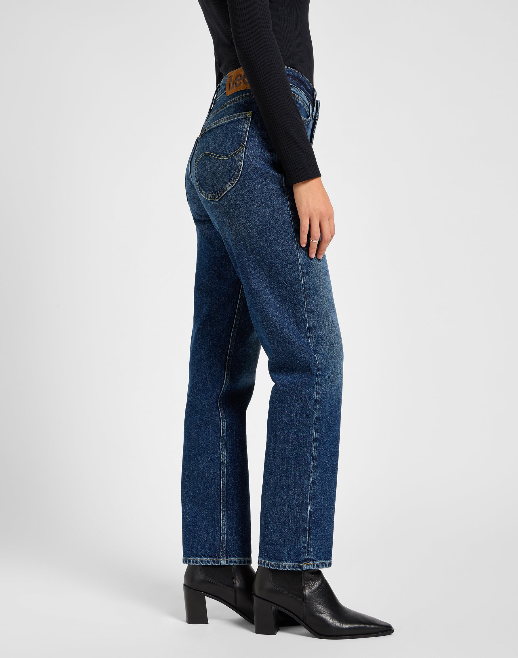 Carol en jeans Indigo Ruin Lee   