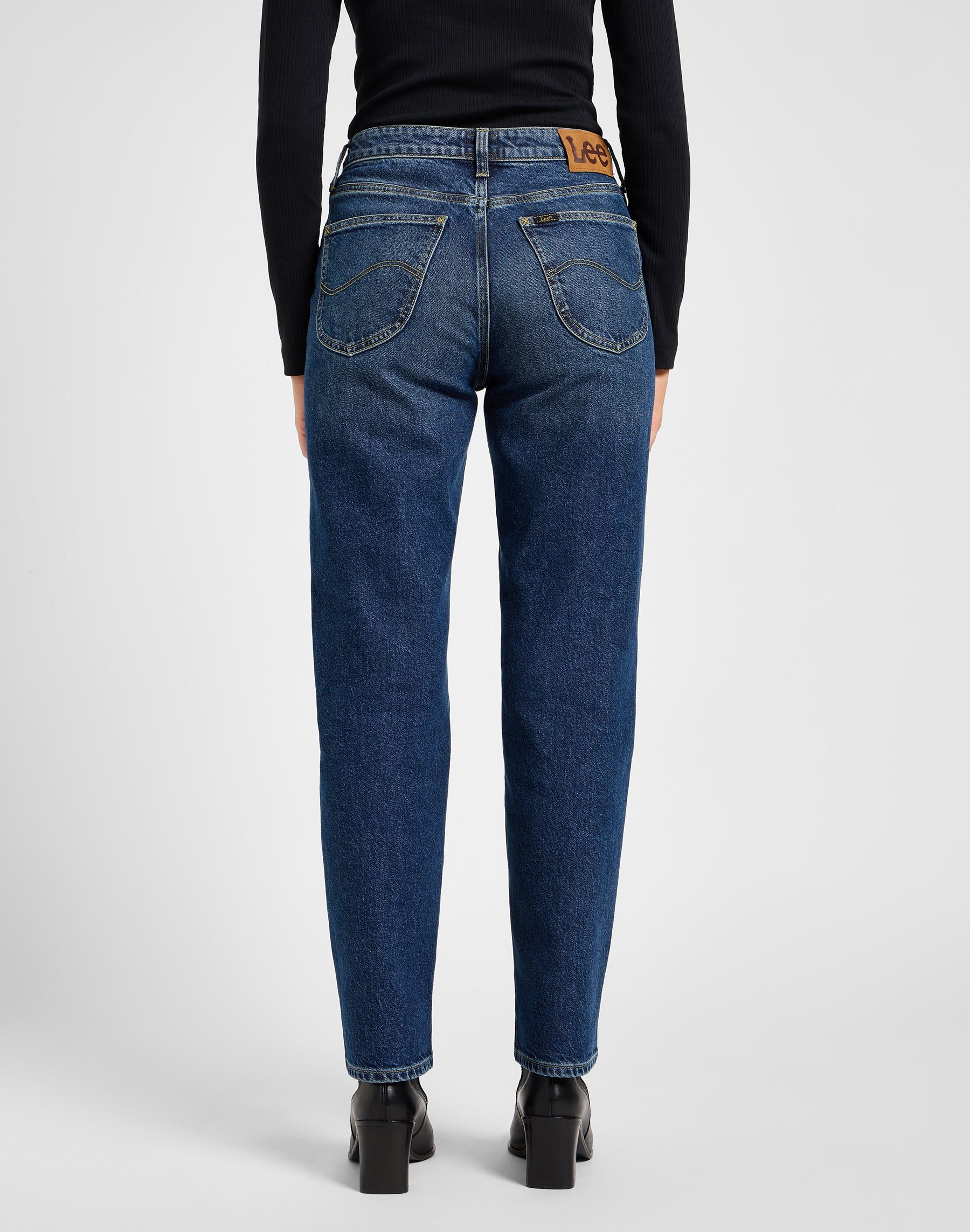 Carol en jeans Indigo Ruin Lee   