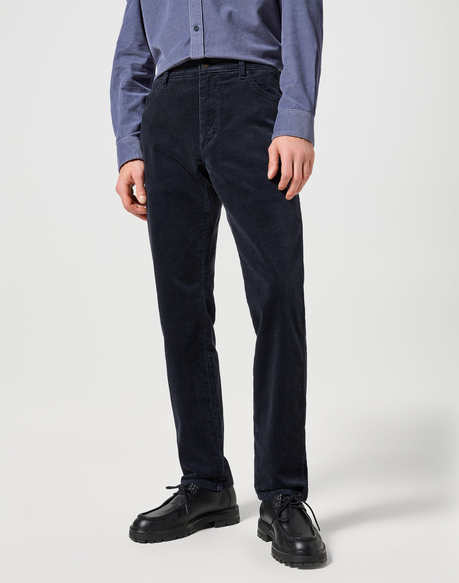 River in Dark Navy Pantalon Wrangler   