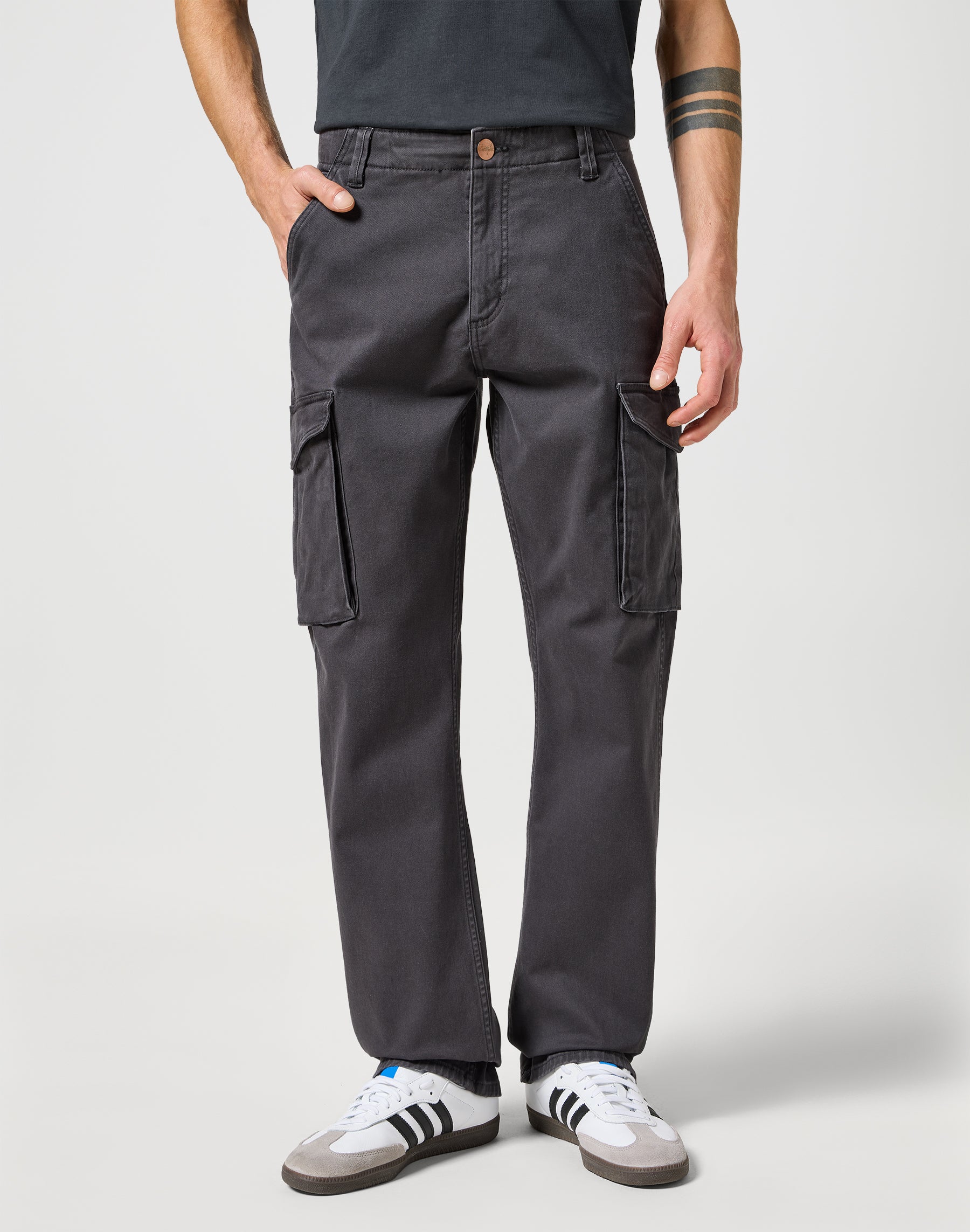 Casey Jones Cargo Regular in Faded Black Pantalon Wrangler   