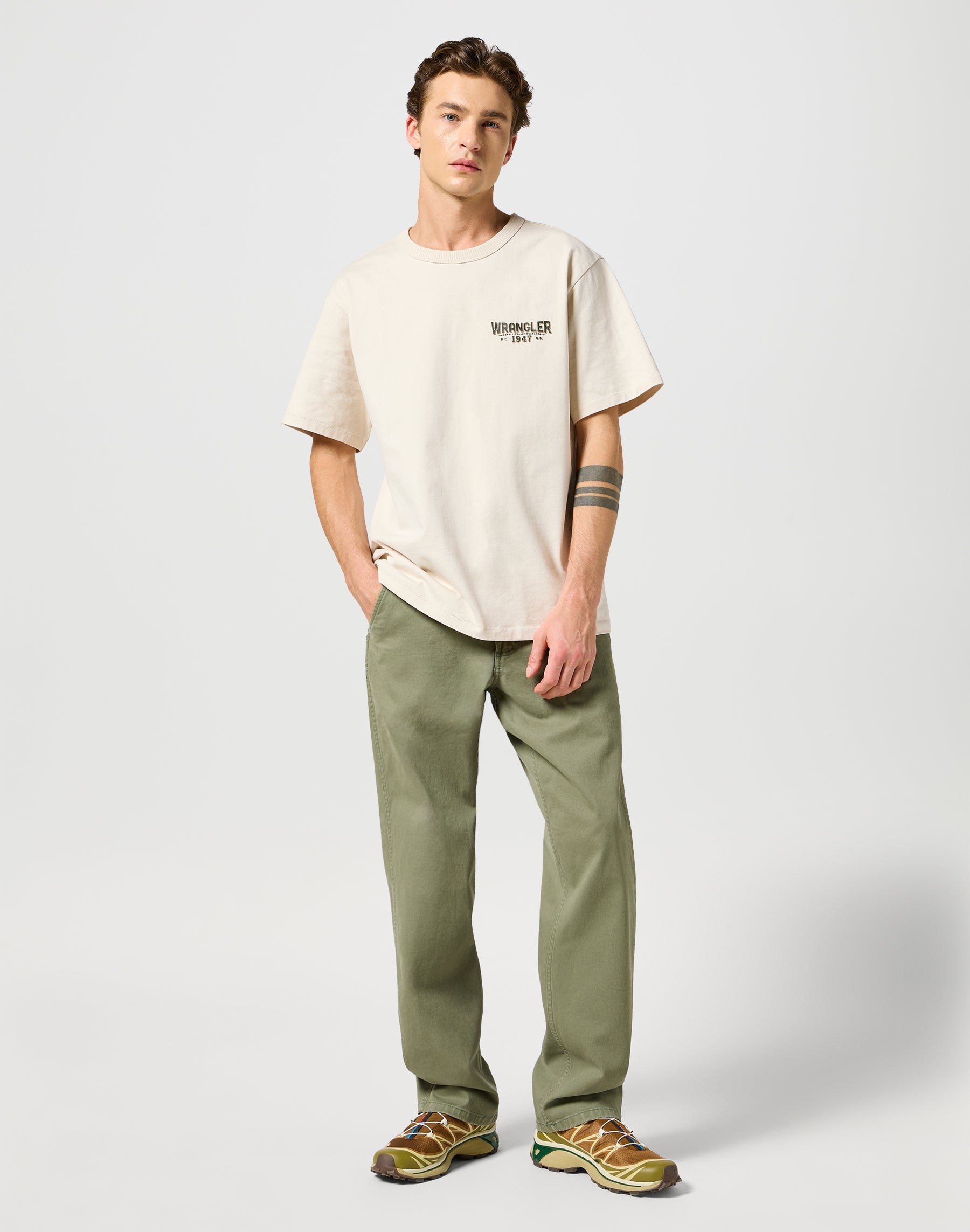 Casey Jones Chino Relaxed in Dusty Olive Pantalon Wrangler   