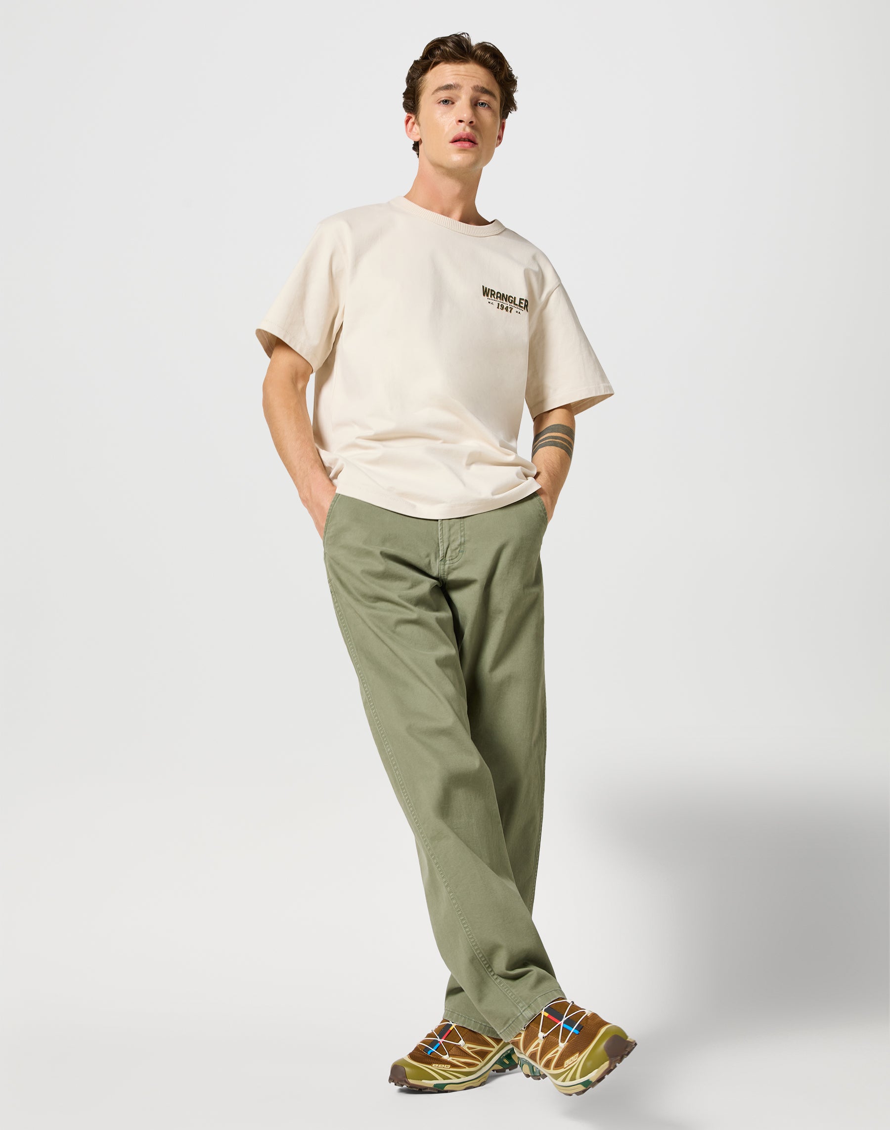 Casey Jones Chino Relaxed in Dusty Olive Pantalon Wrangler   