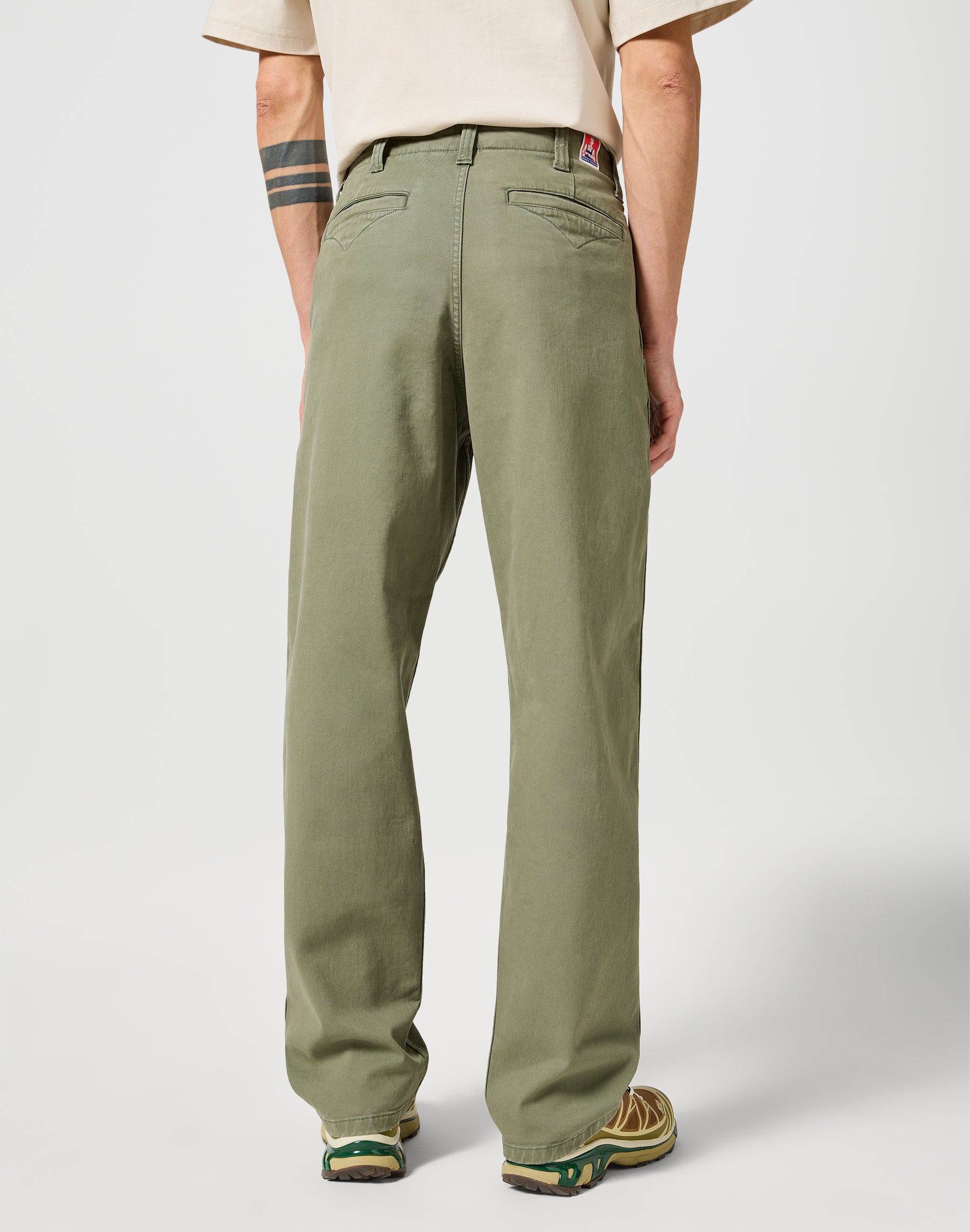 Casey Jones Chino Relaxed in Dusty Olive Pantalon Wrangler   