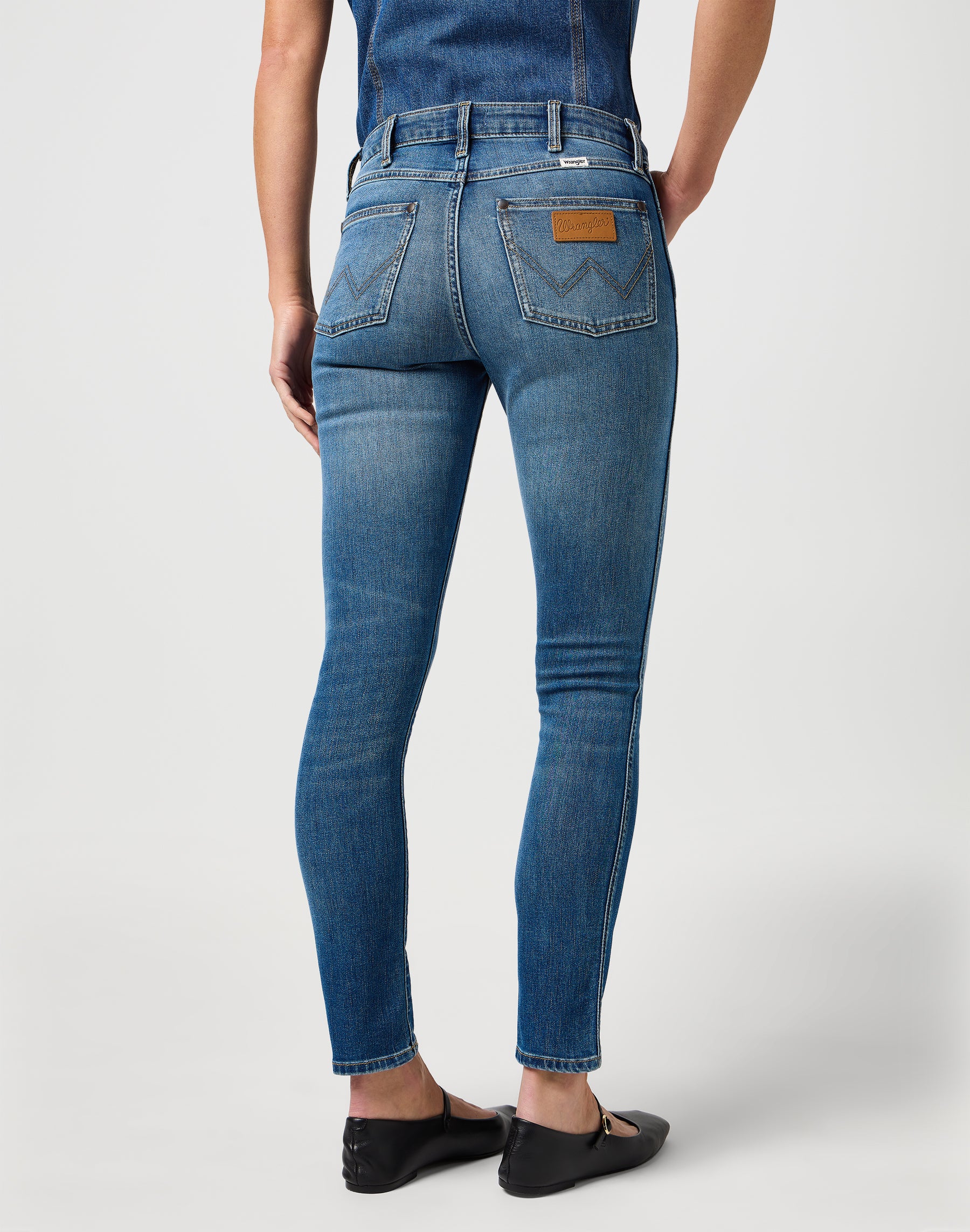 Sienna en Dingey Fade Jeans Wrangler