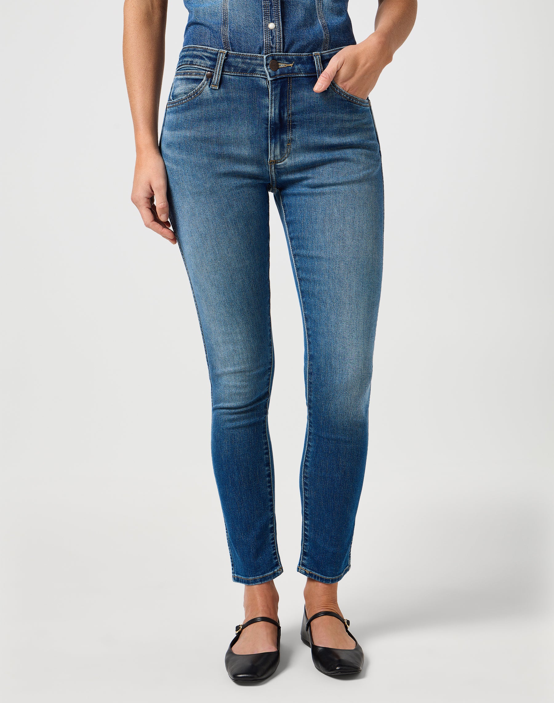 Sienna en Dingey Fade Jeans Wrangler