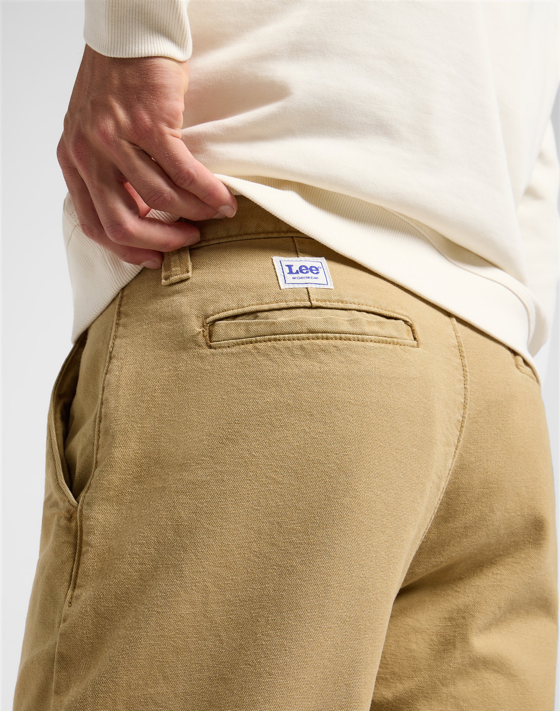 Relaxed Workwear Chino in Oscar Khaki Pantalon Lee