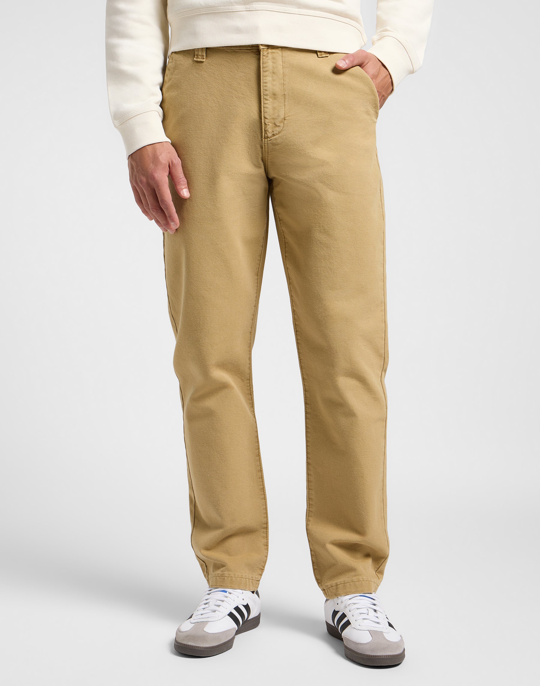 Relaxed Workwear Chino in Oscar Khaki Pantalon Lee