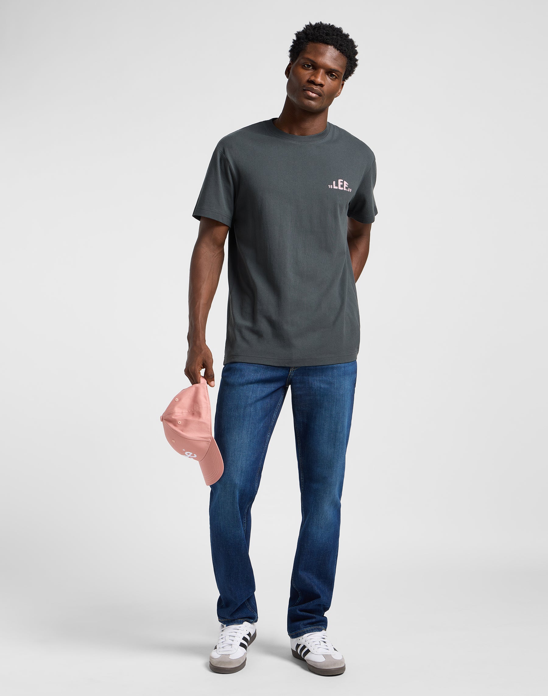 Regular Logo Tee en Washed Black T-shirts Lee