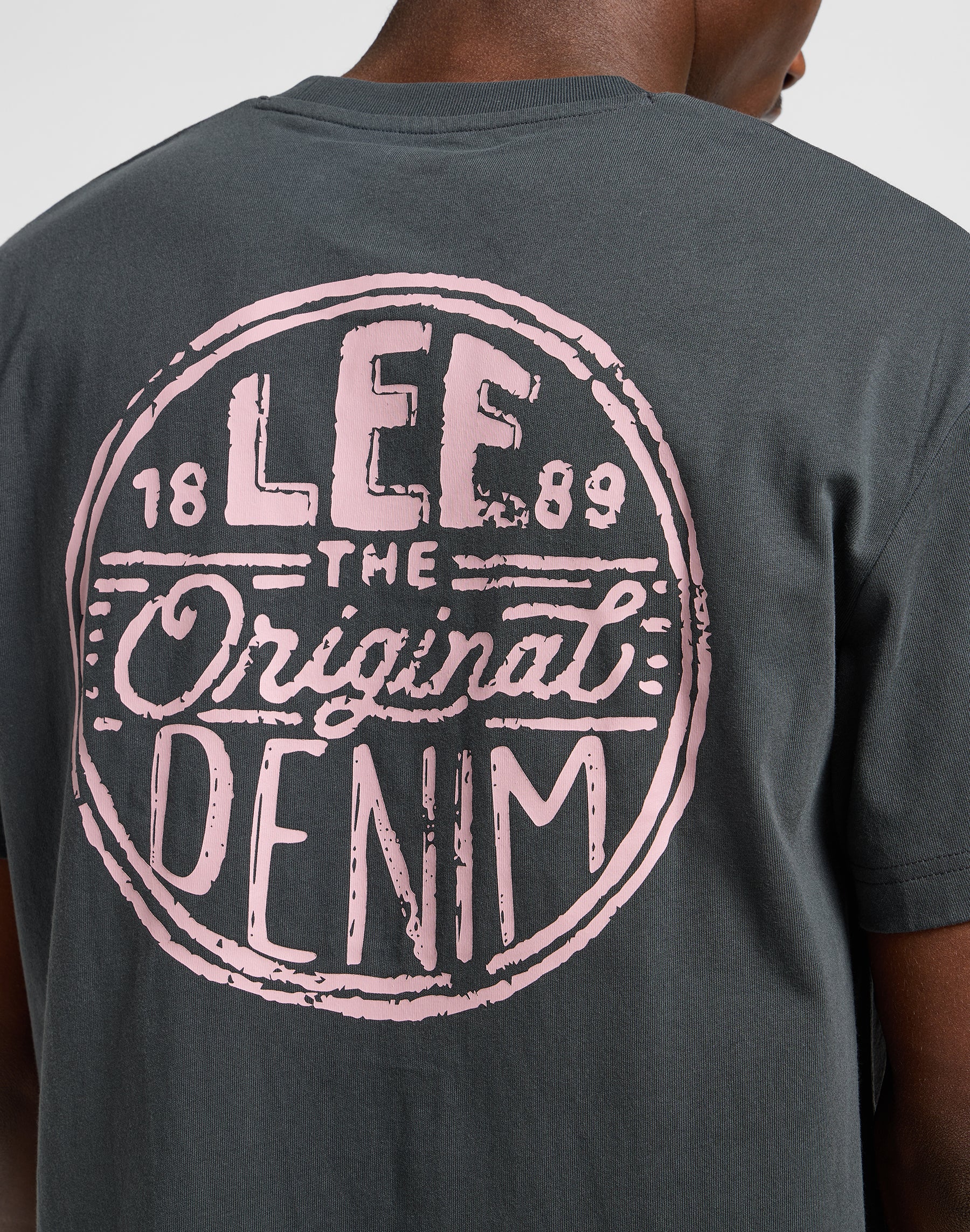 Regular Logo Tee en Washed Black T-shirts Lee