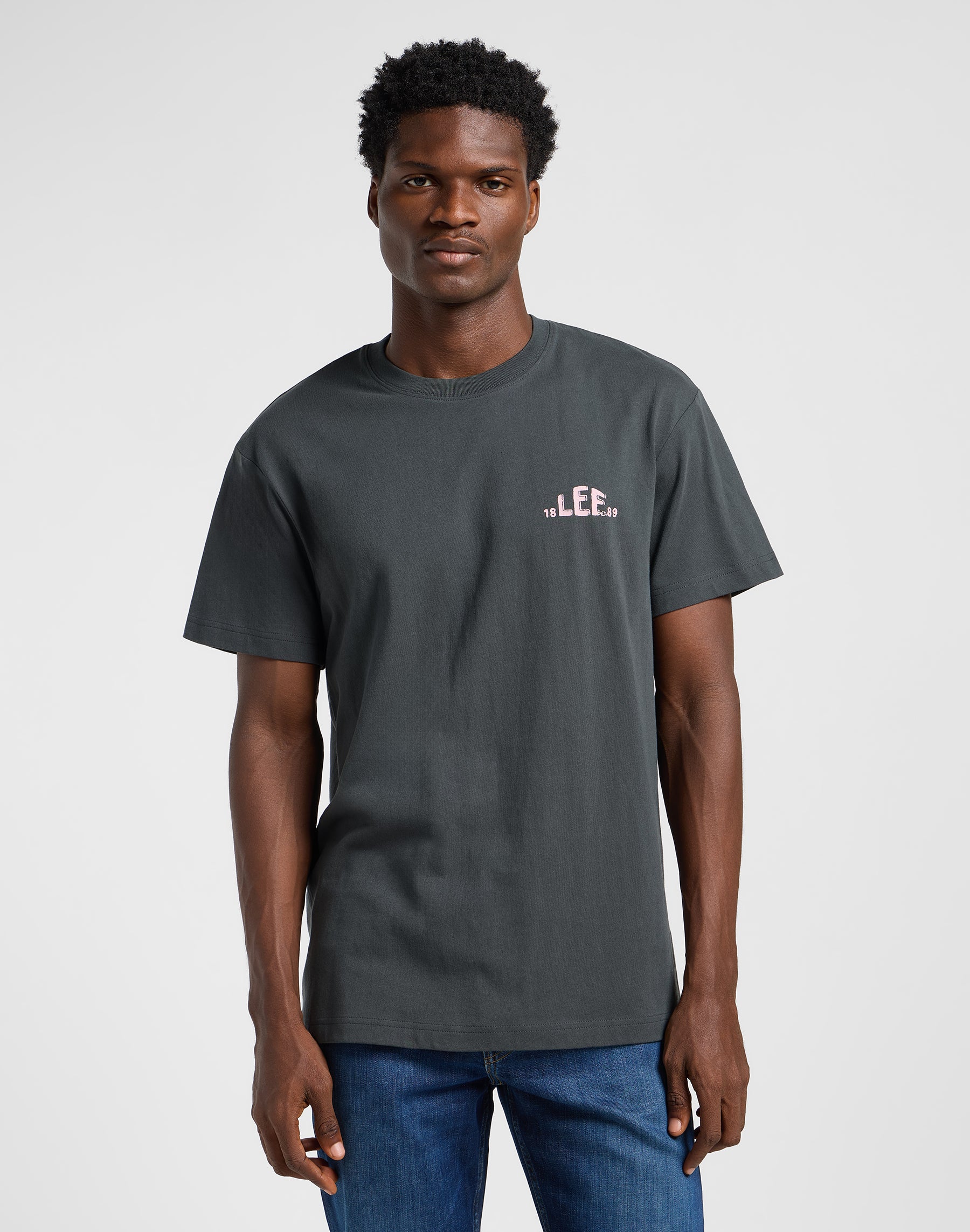 Regular Logo Tee en Washed Black T-shirts Lee