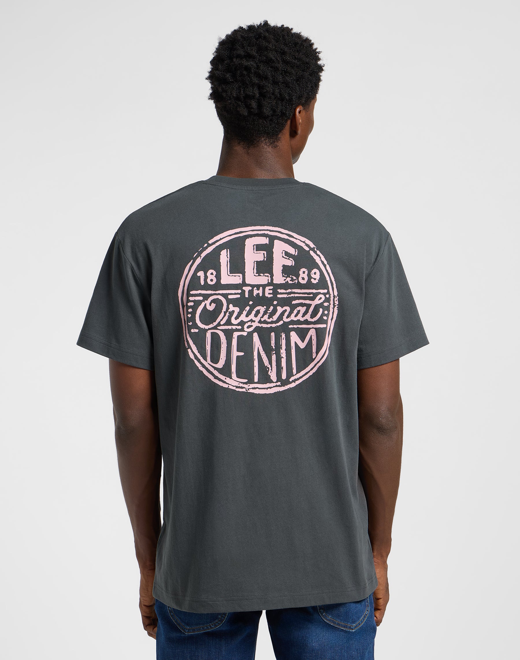 Regular Logo Tee en Washed Black T-shirts Lee