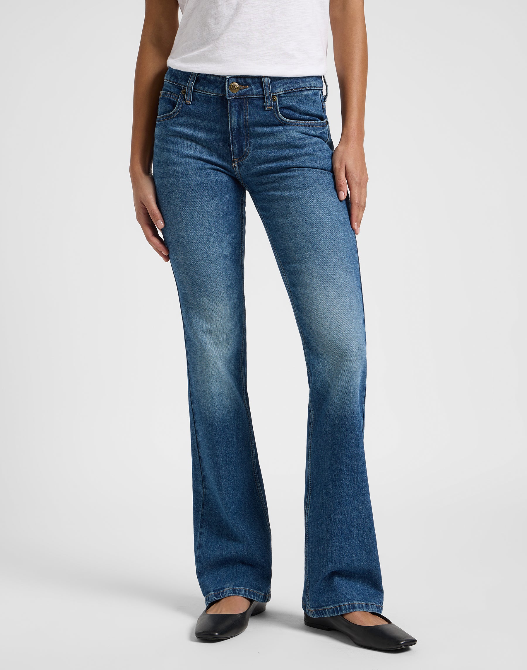 Jessica dans Higher Climb Jeans Lee