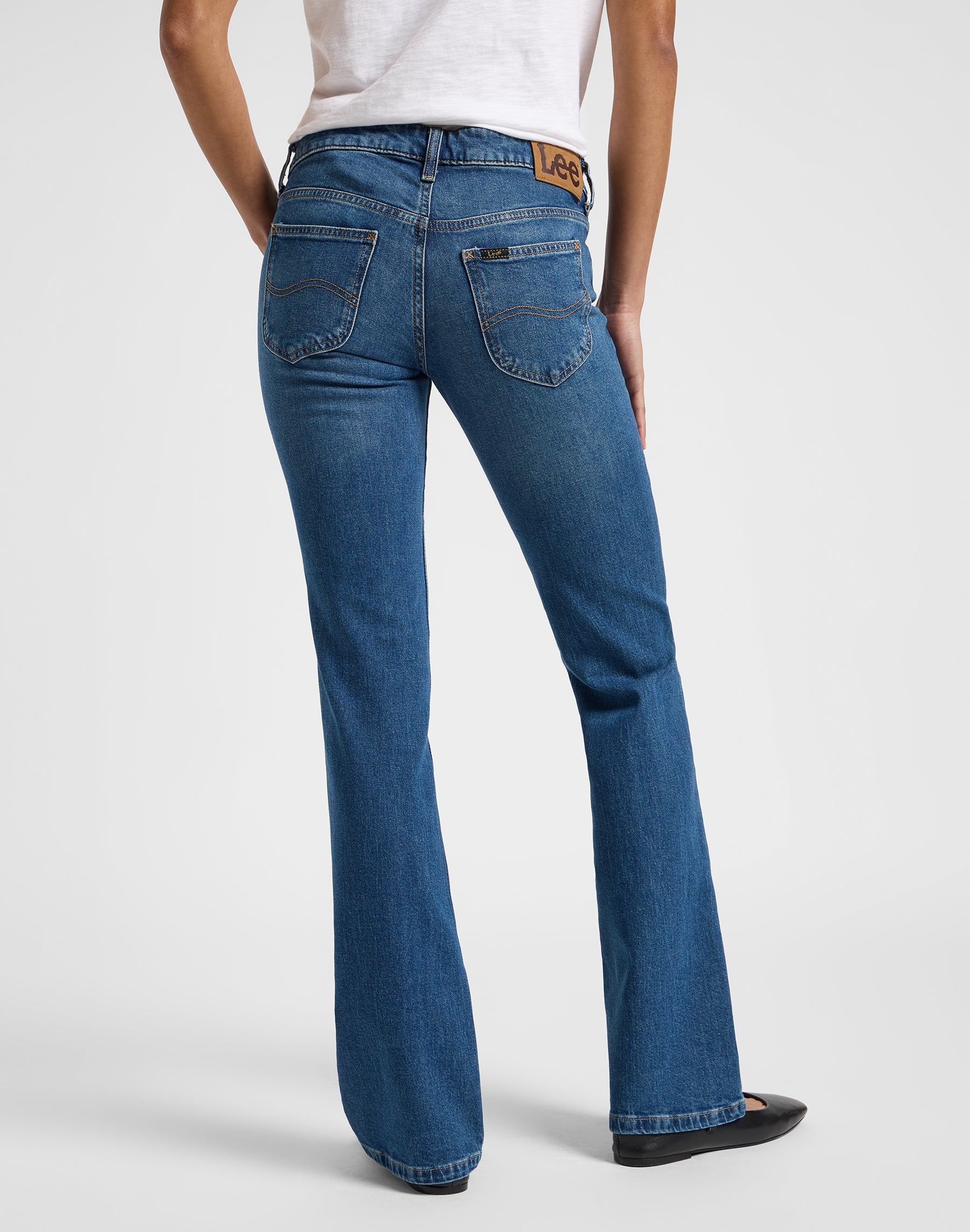 Jessica dans Higher Climb Jeans Lee