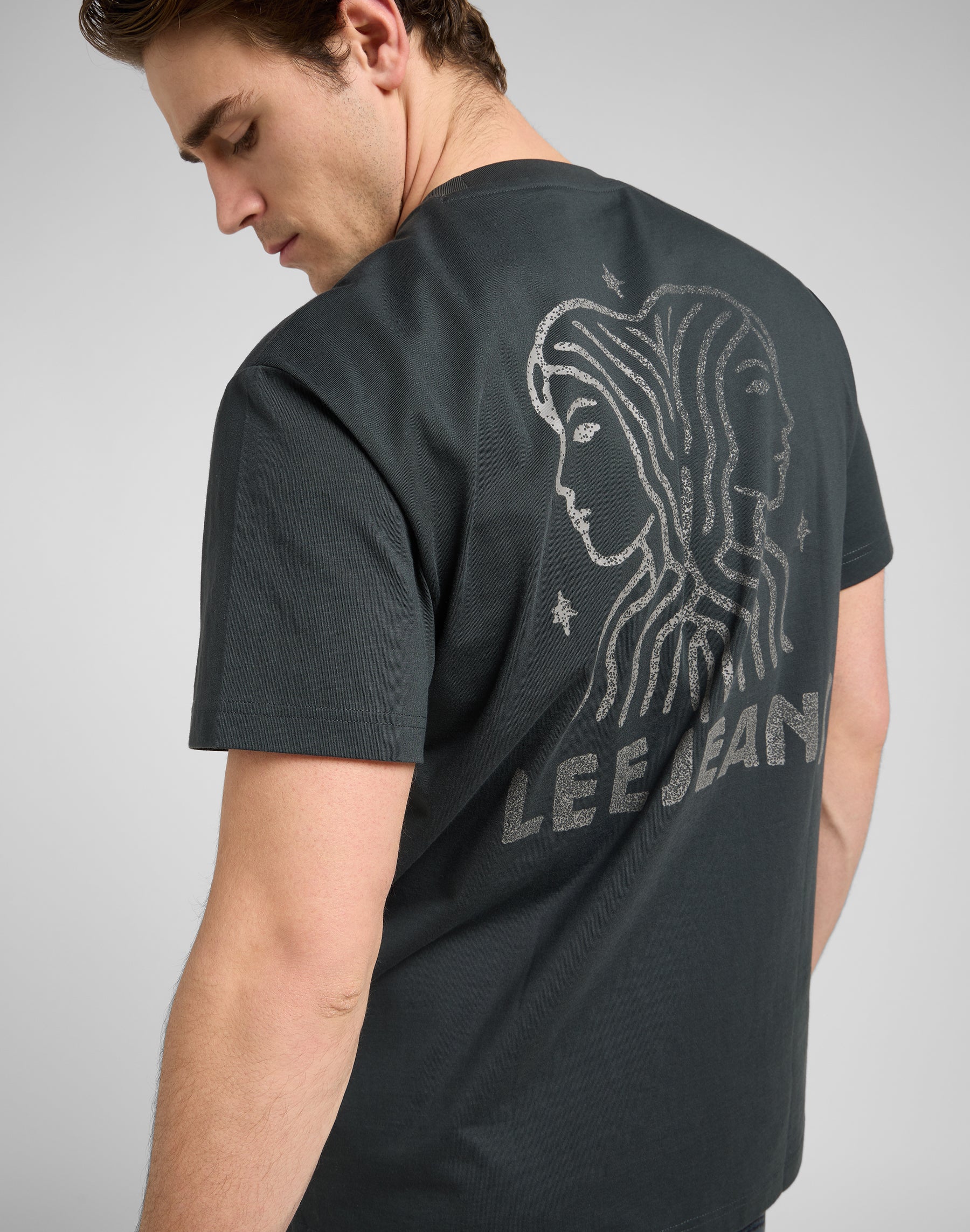Ss Relaxed Graphic Tee en Washed Black T-shirts Lee