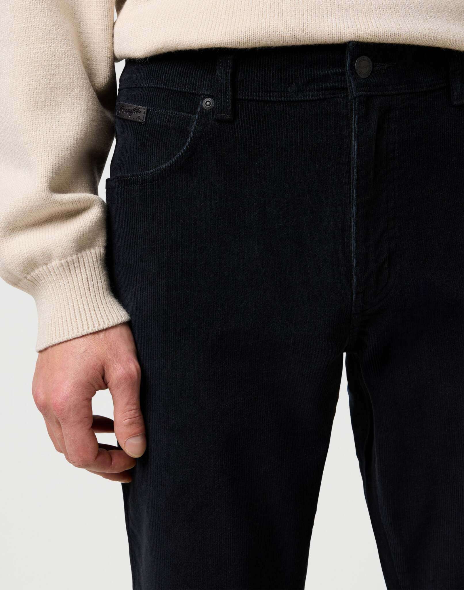 Texas in Black Pantalon Wrangler