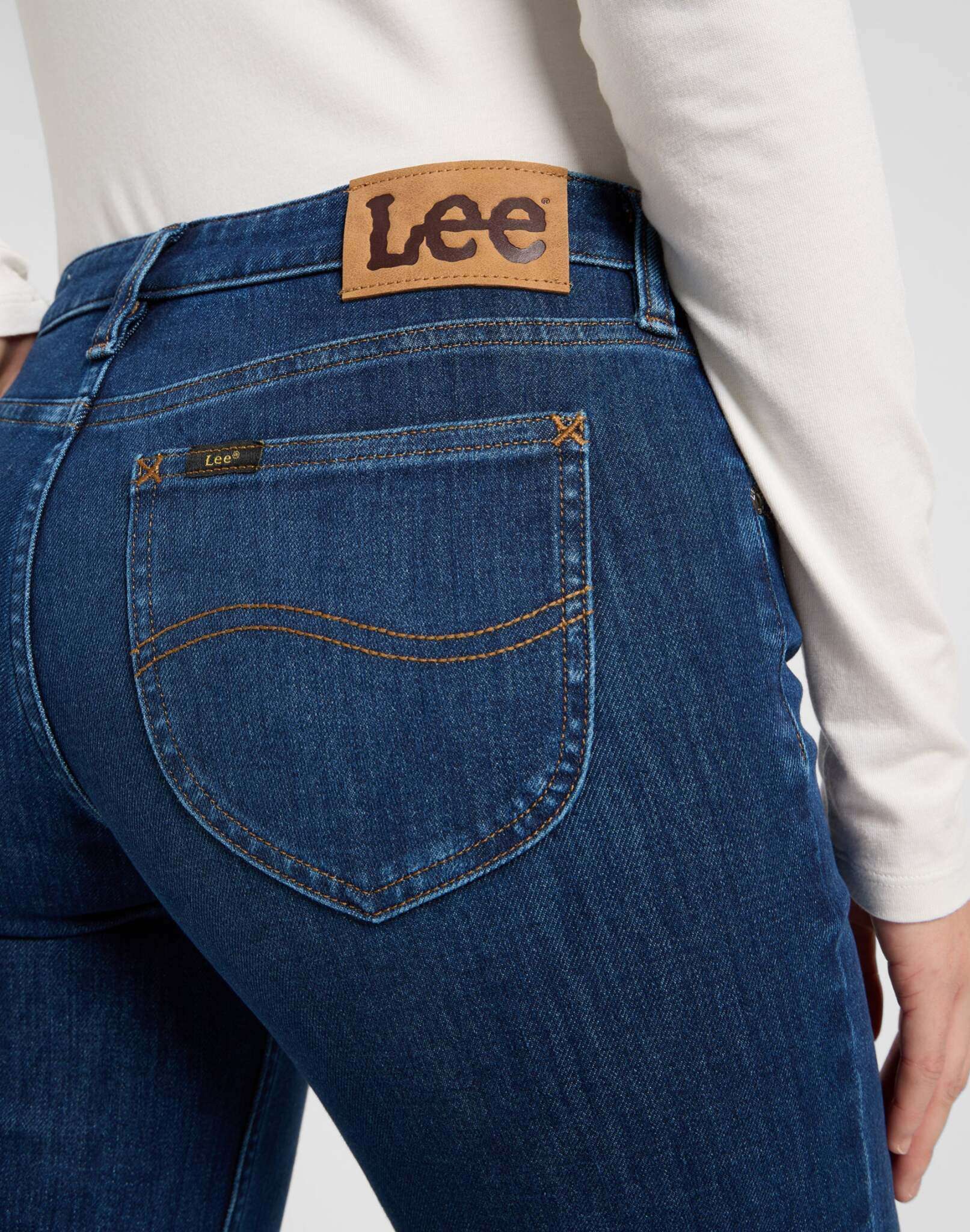 Zoe dans No Foul Jeans Lee