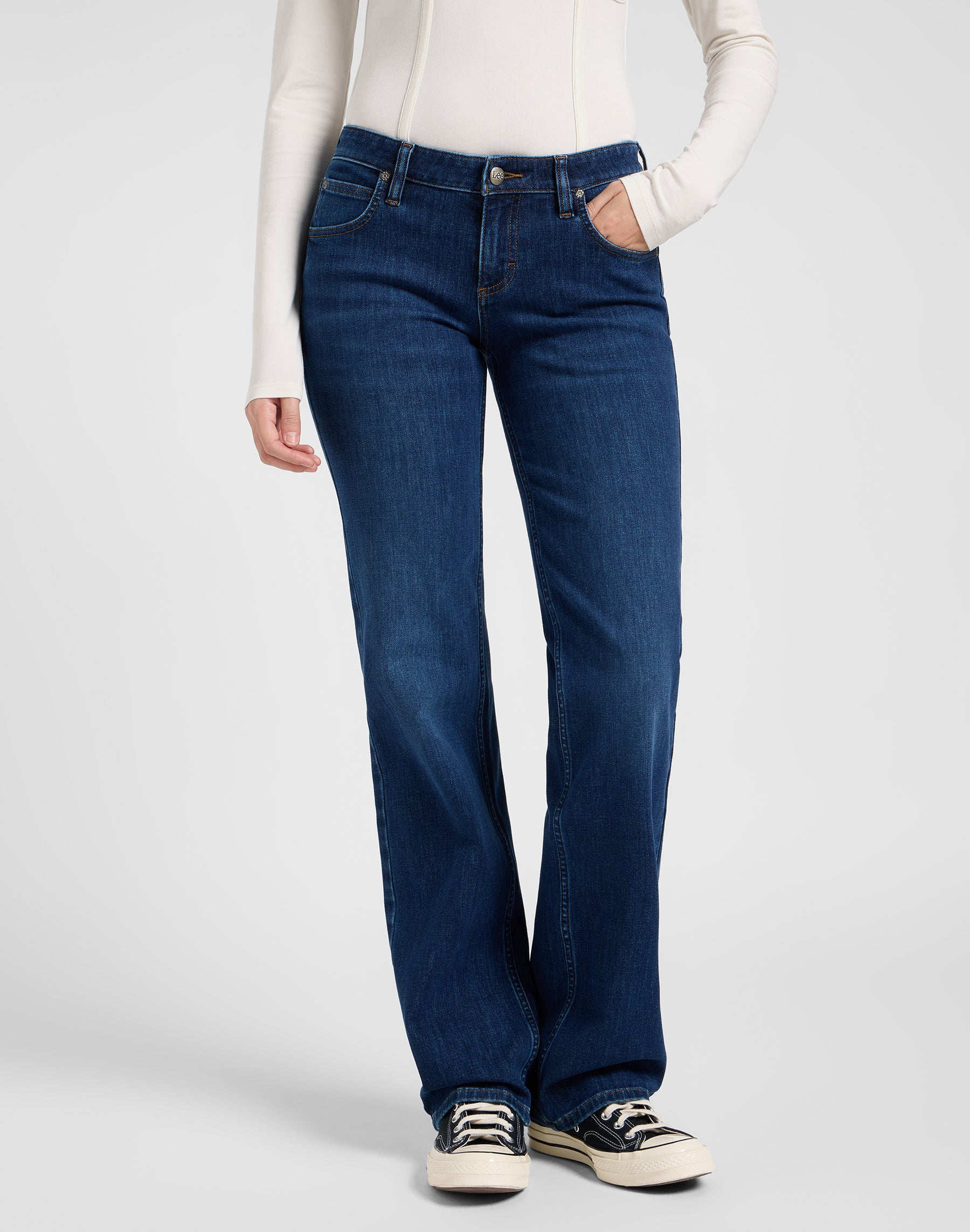 Zoe dans No Foul Jeans Lee