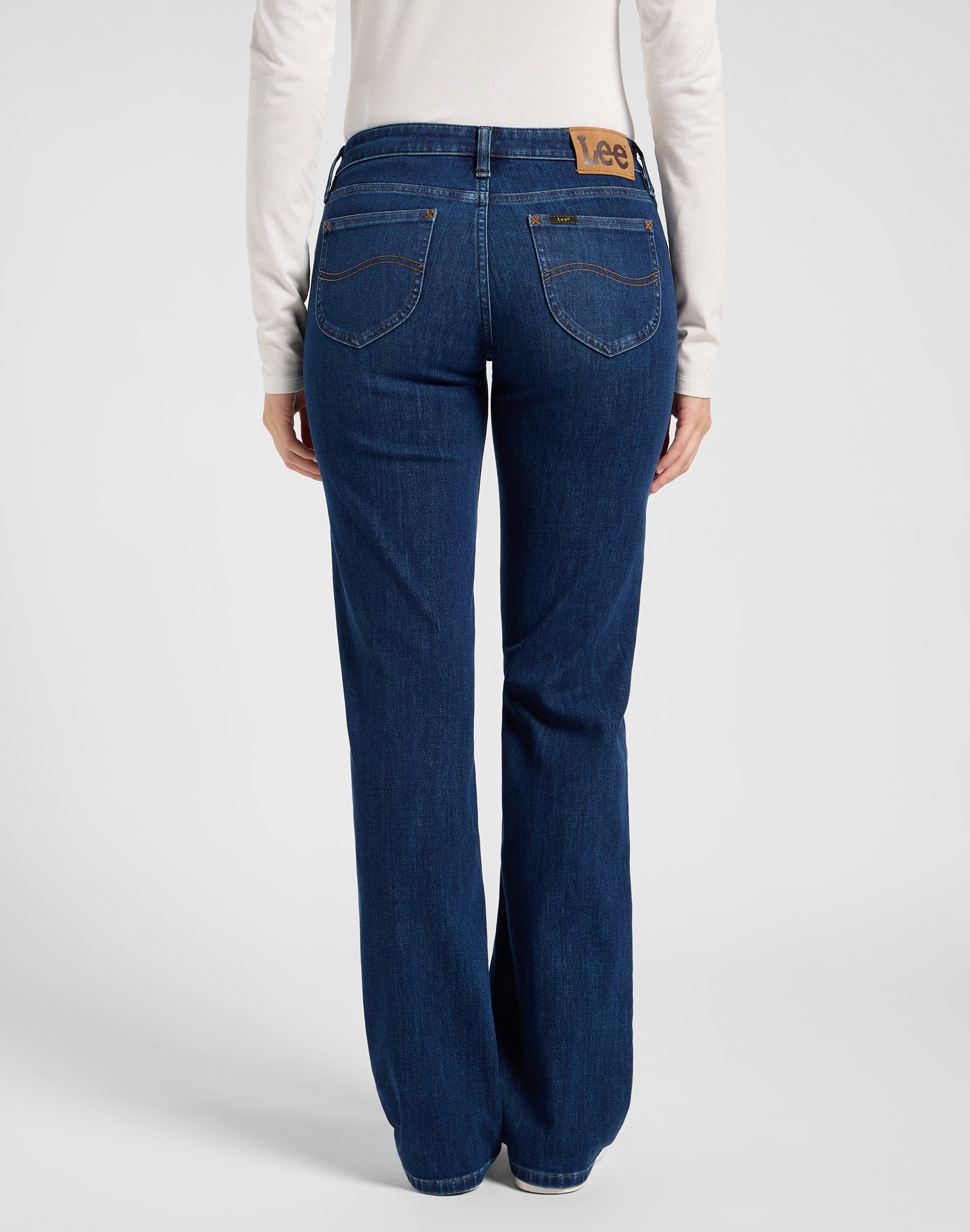 Zoe dans No Foul Jeans Lee