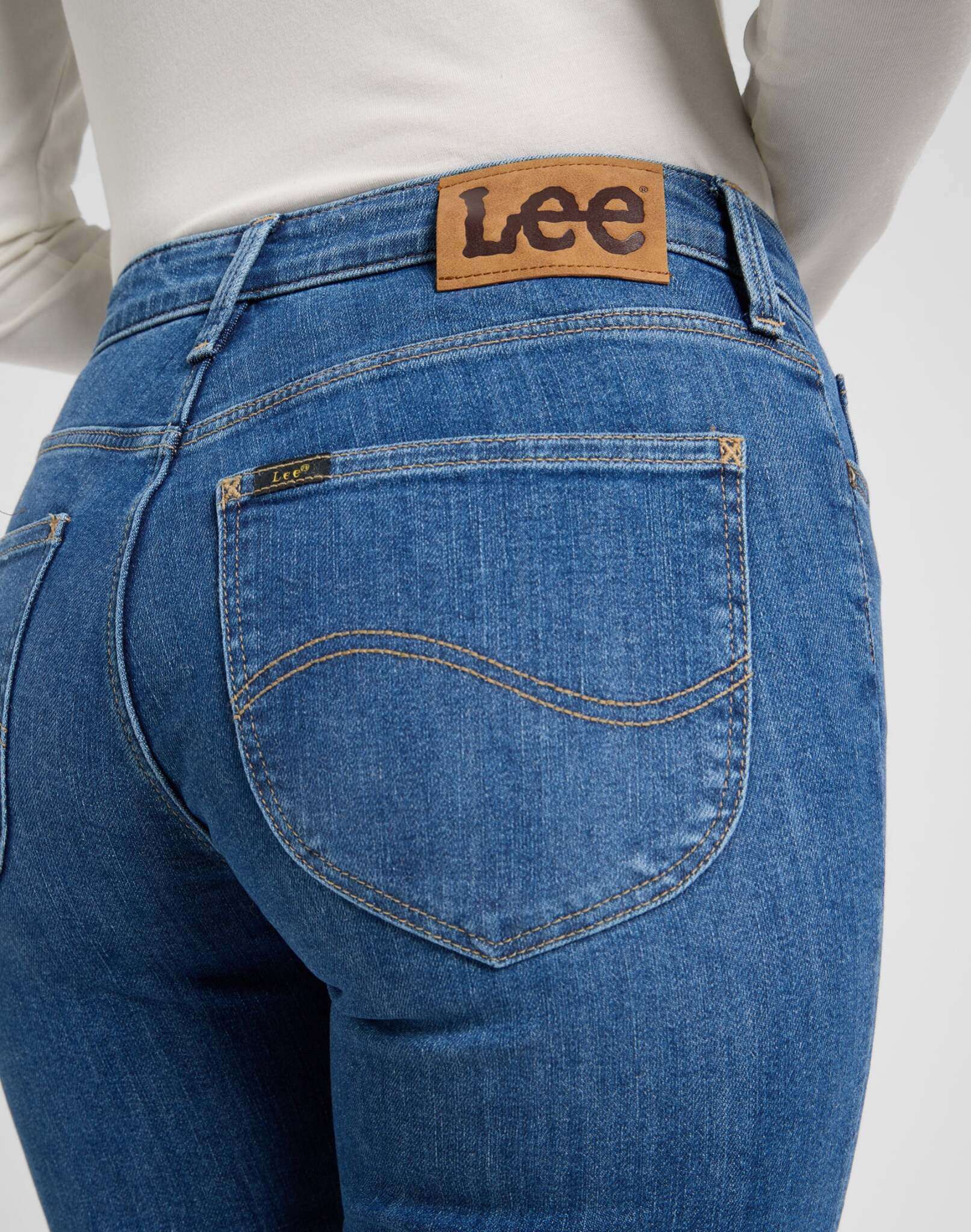 Elly dans Hidden Lagoon Jeans Lee