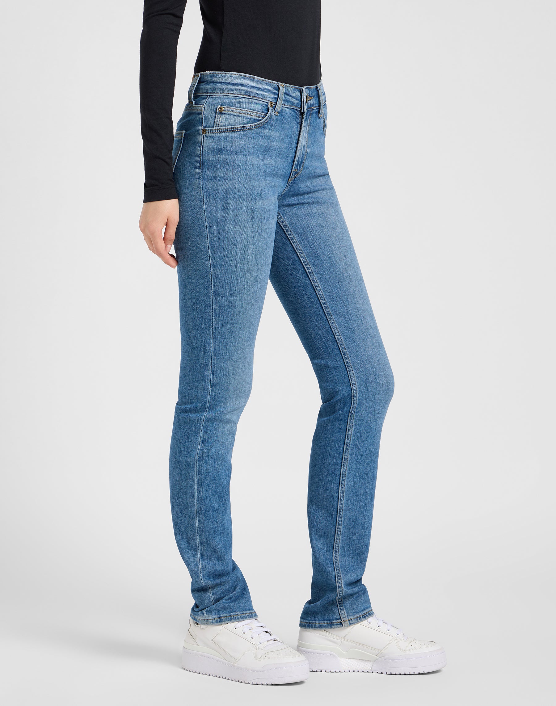 Marion dans Cyber Blue Jeans Lee