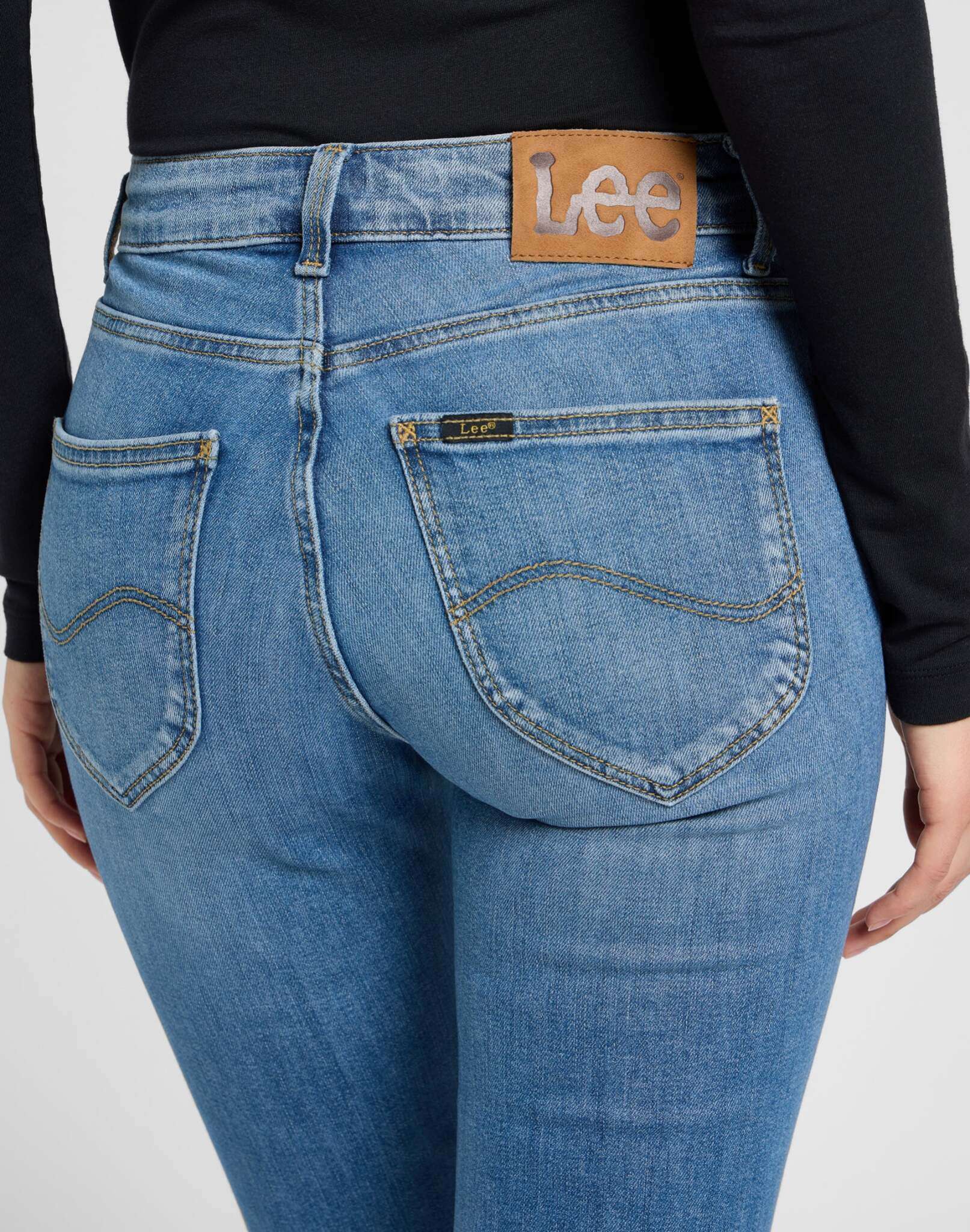 Marion dans Cyber Blue Jeans Lee