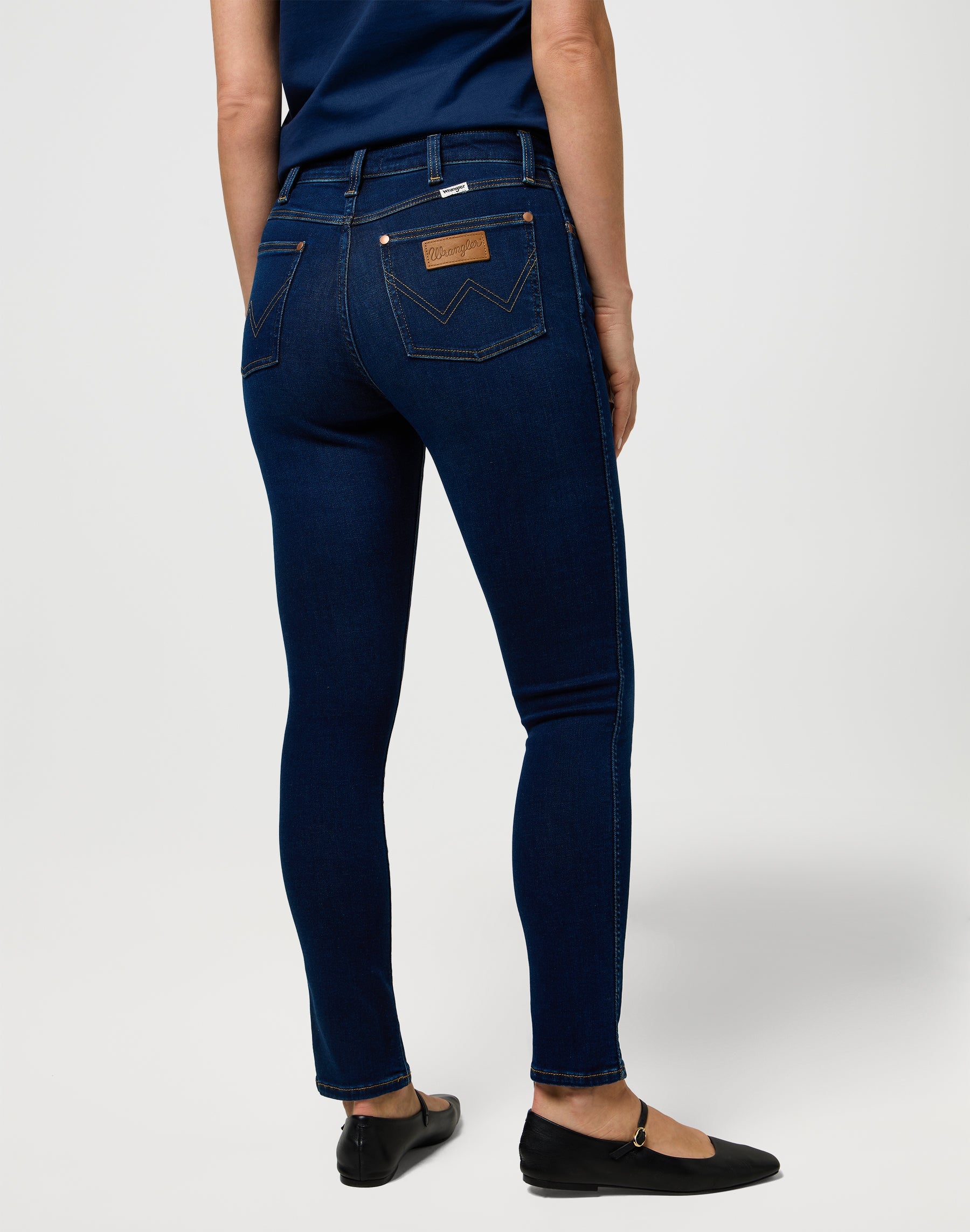 Sienna en jeans Nightshade Wrangler