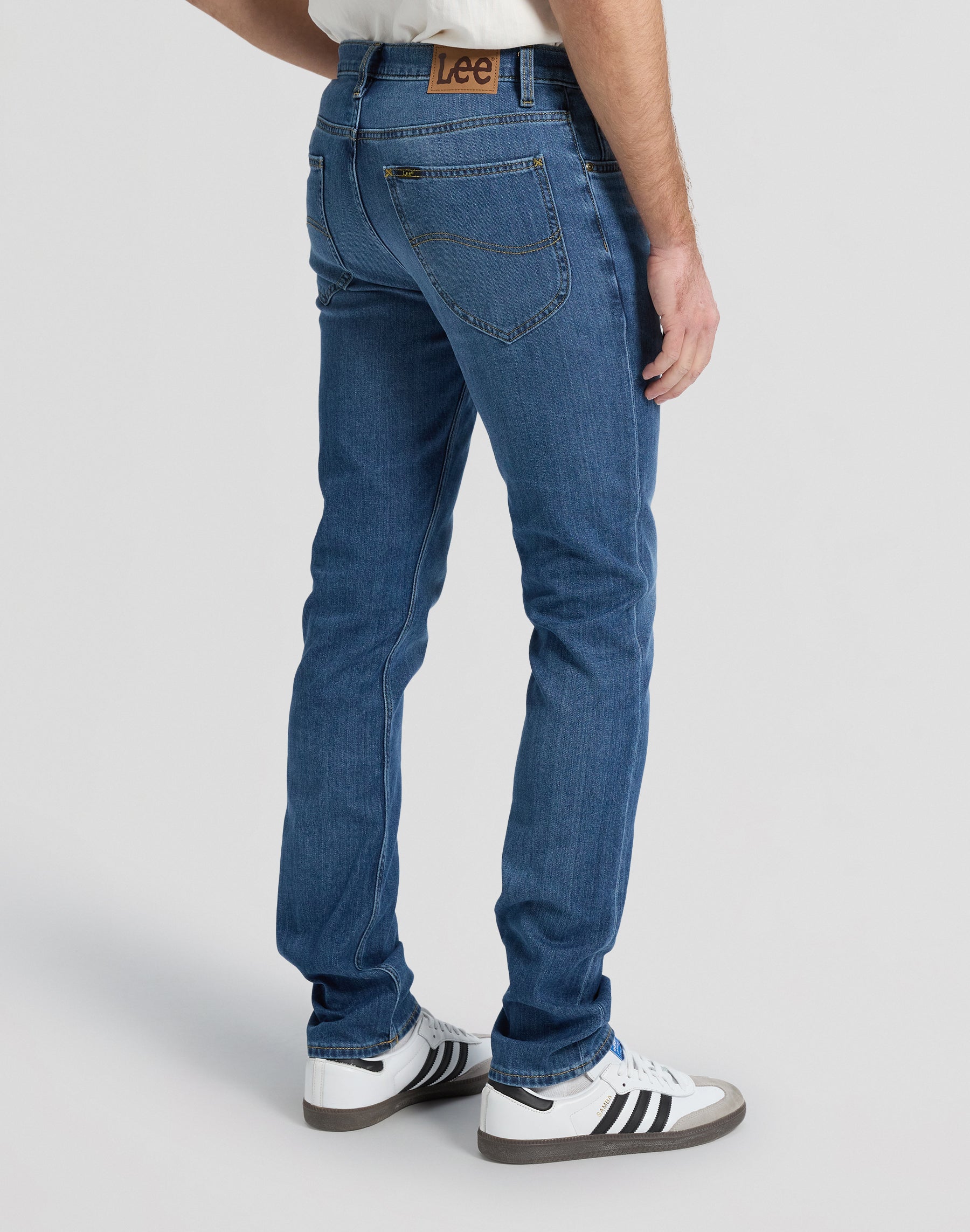 Luke en jeans Archie Lee