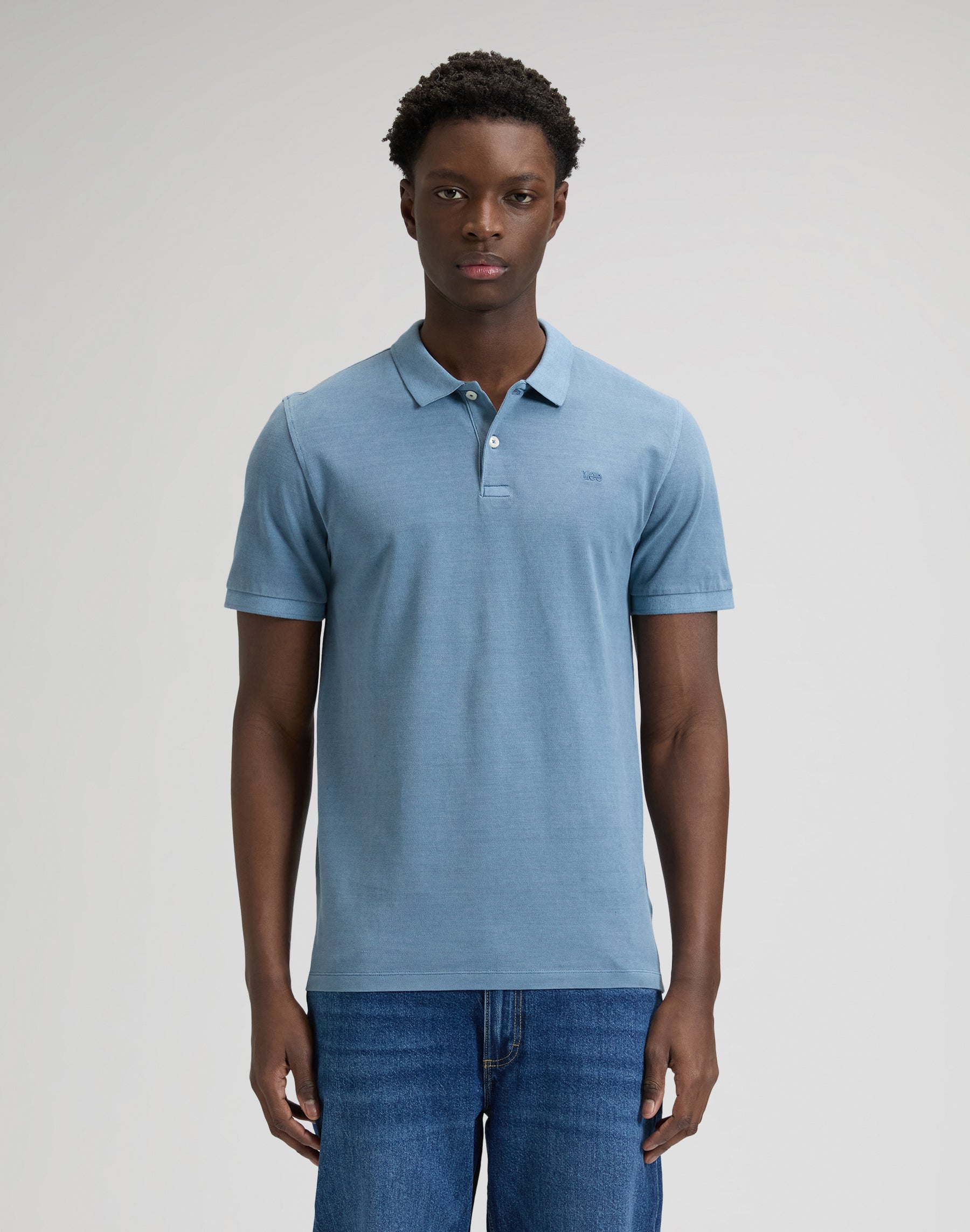 Polo teint en pièce, couleur bleu poussiéreux