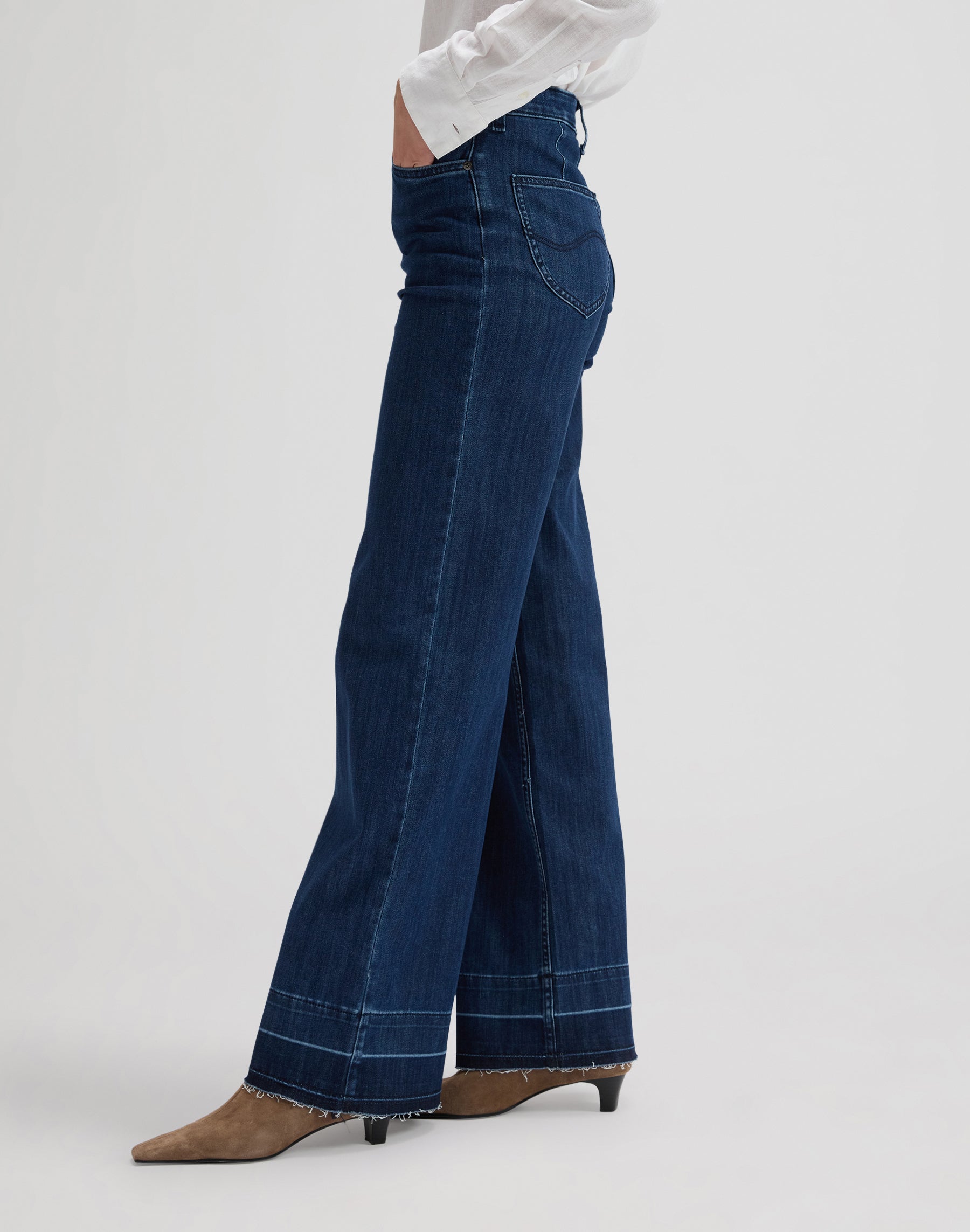 Stella dans Holding Tight