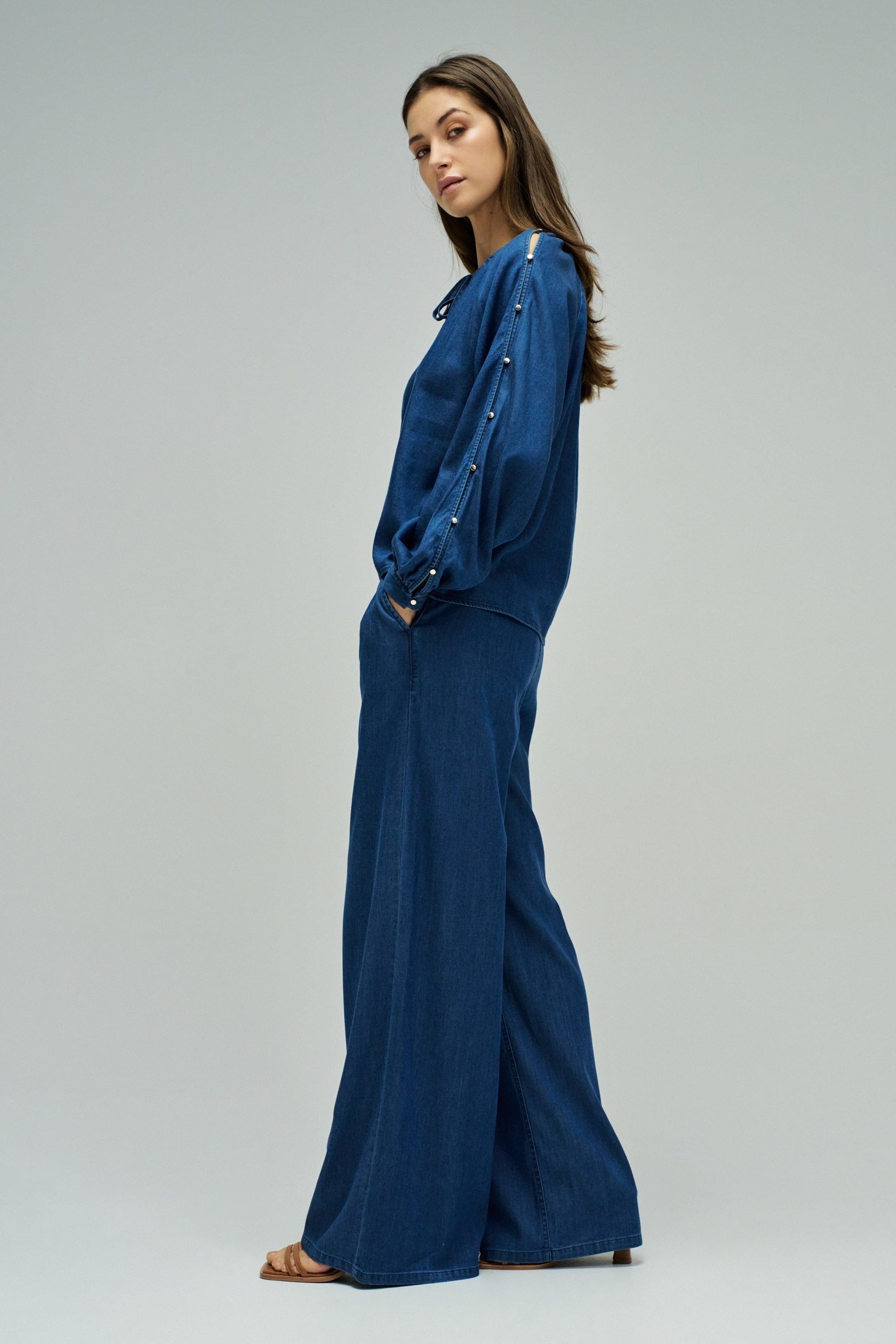 Détail des manches de la blouse en délavé foncé