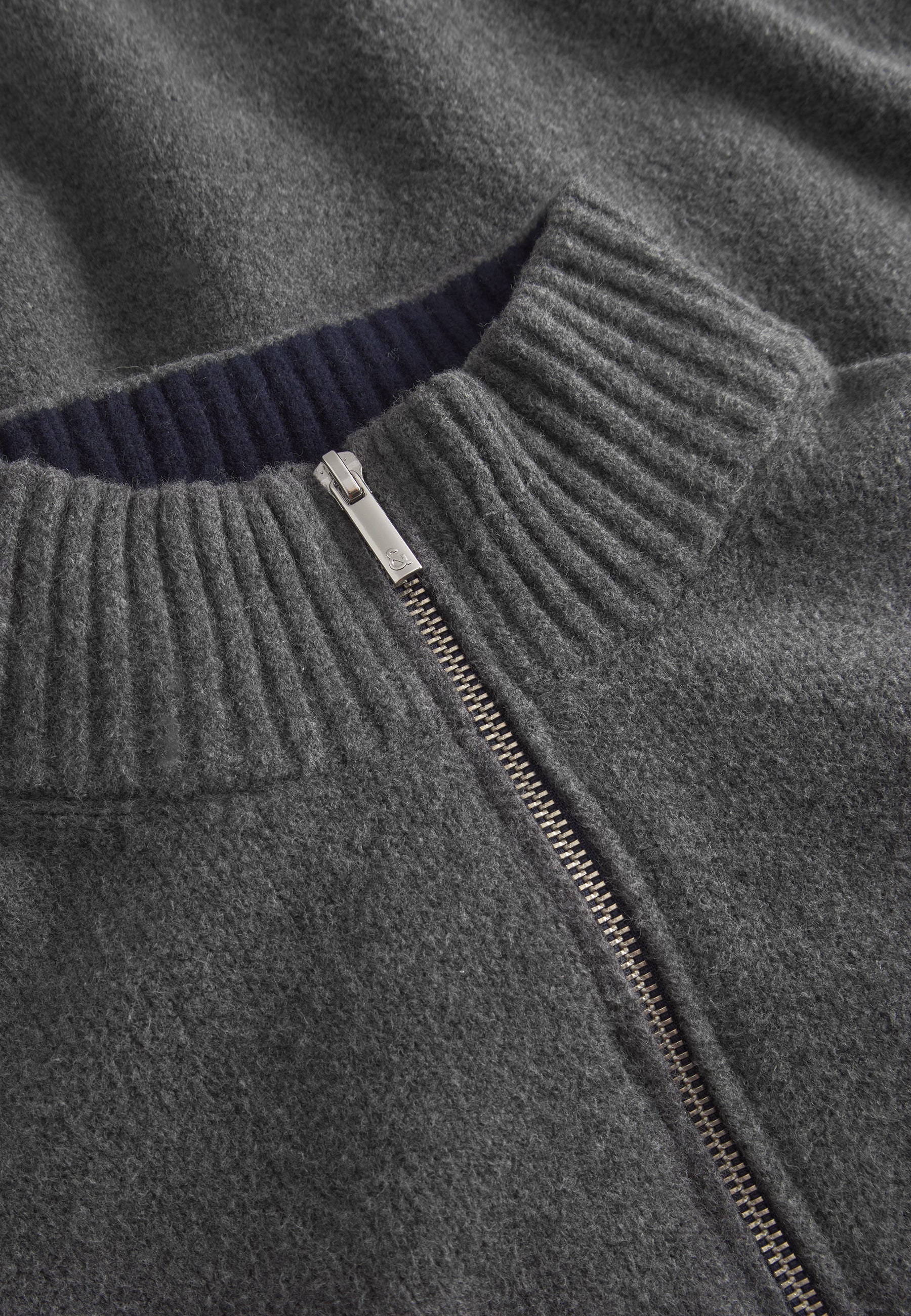 Pull en laine Mock-Zip Touch in Stone Colours and Sons   