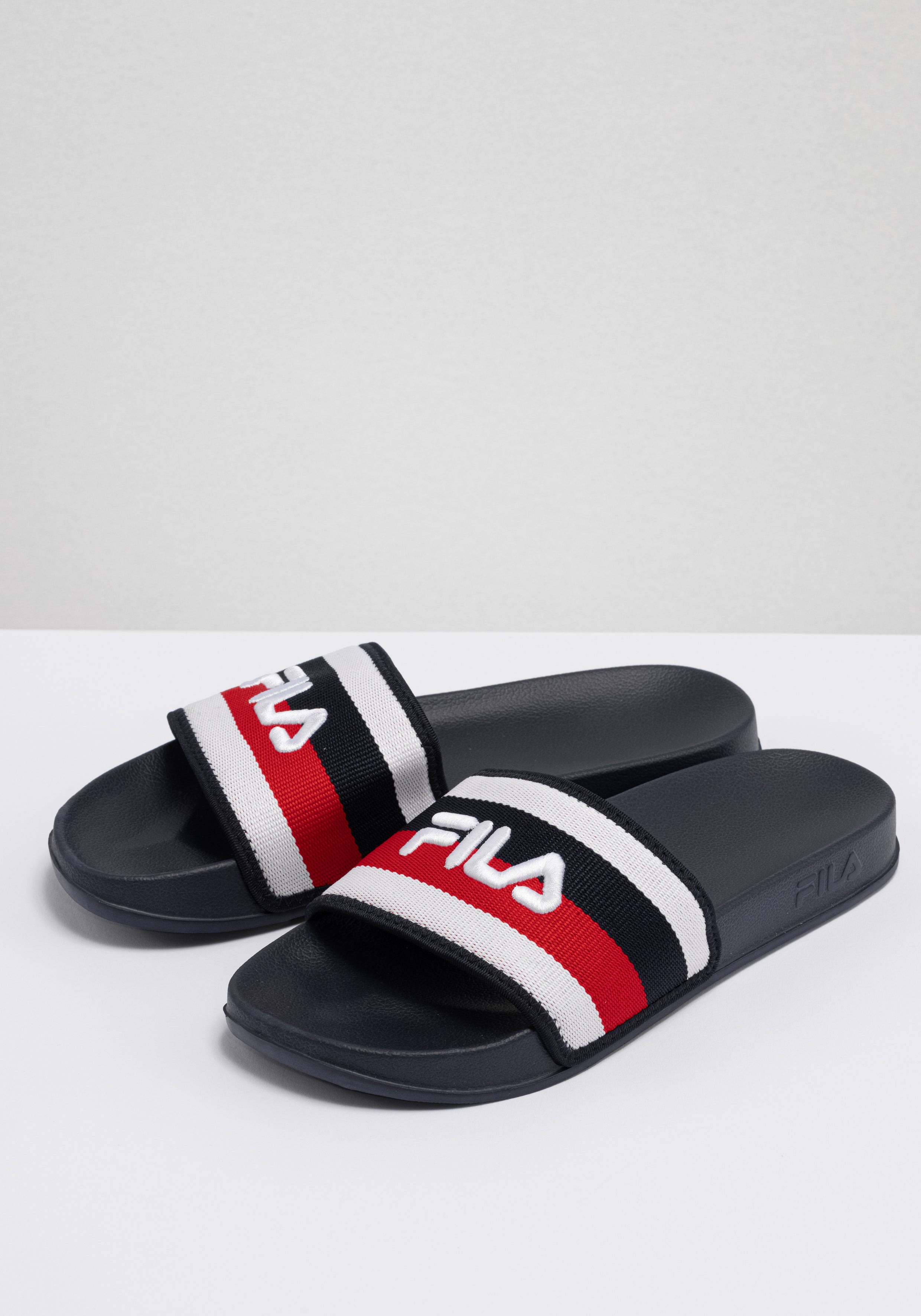 Morro Bay Stripes Slipper en Fila Navy Slippers Fila   