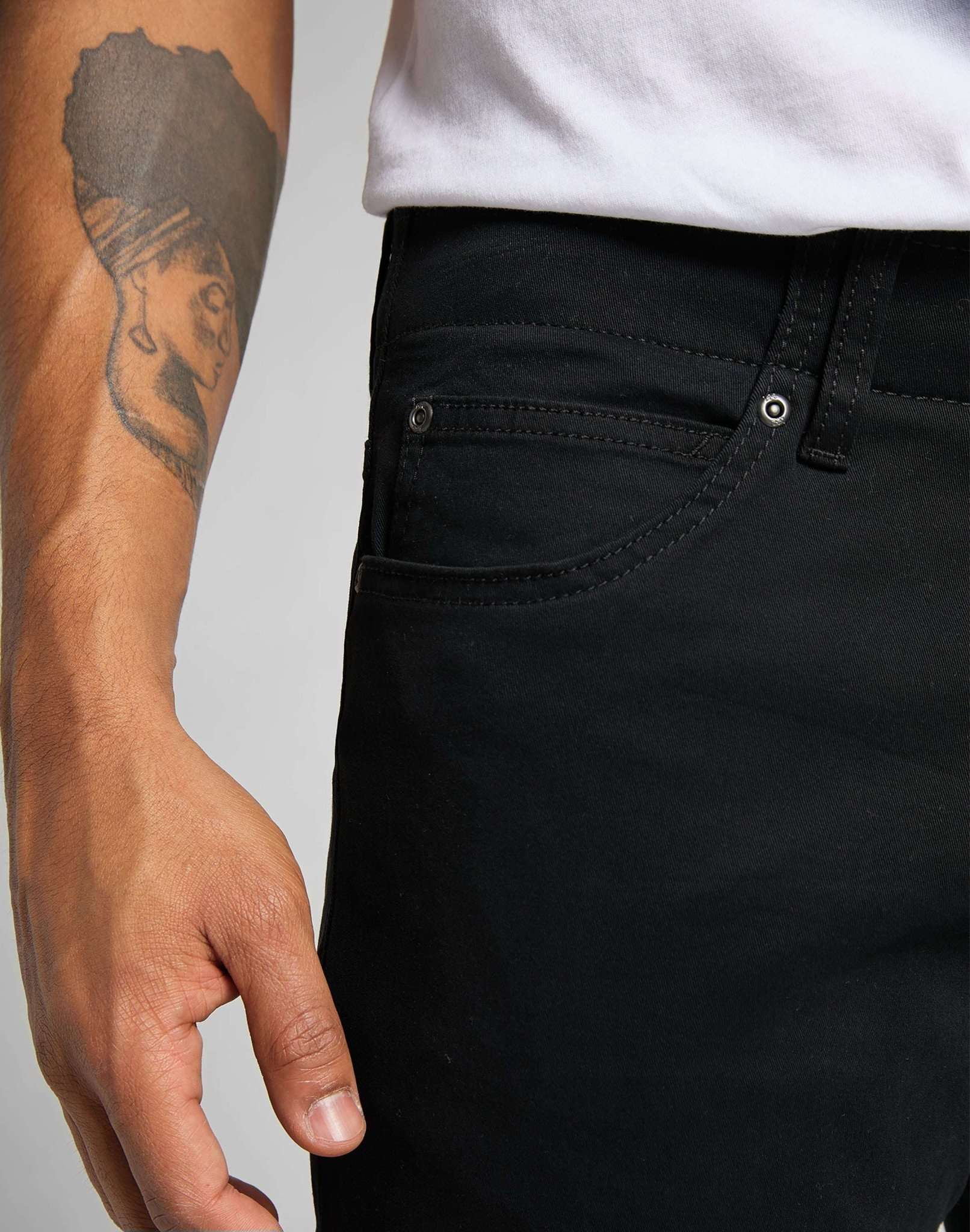 Pantalon Straight Fit XM in Black Lee   