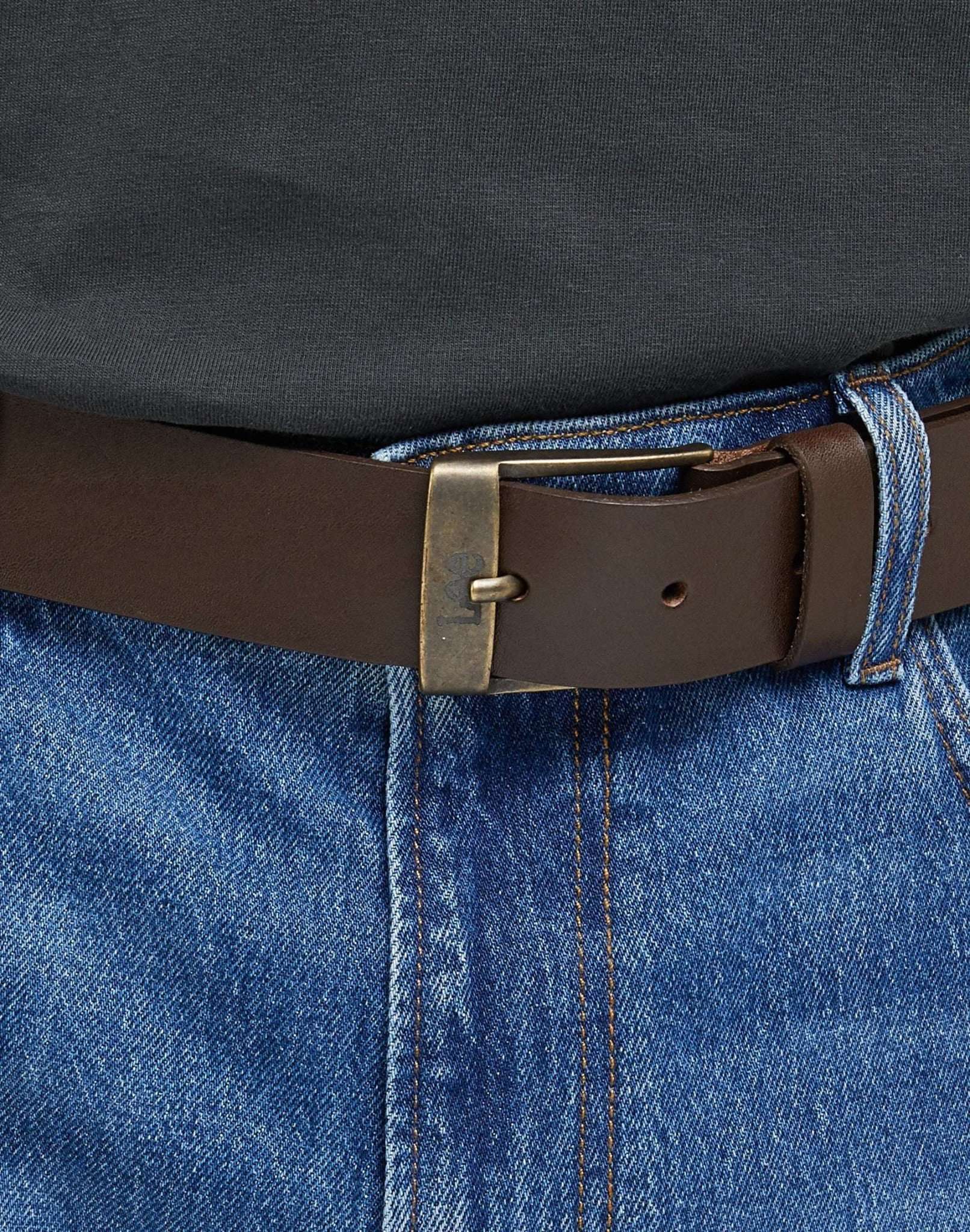 Leather Belt Logo Buckle dans la ceinture Dark Brown Lee   