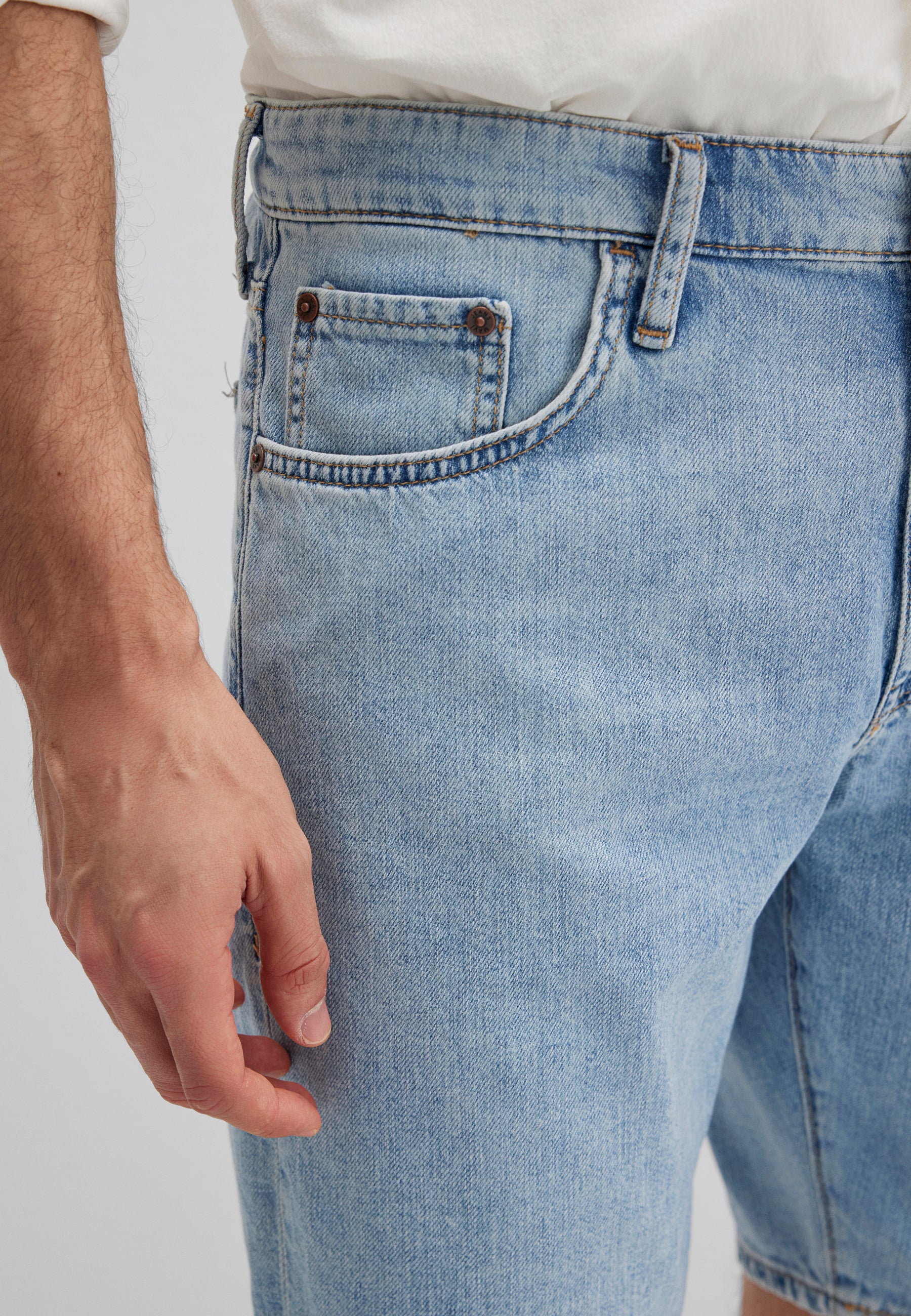 Lucas en short en jean vintage des années 90 Mavi